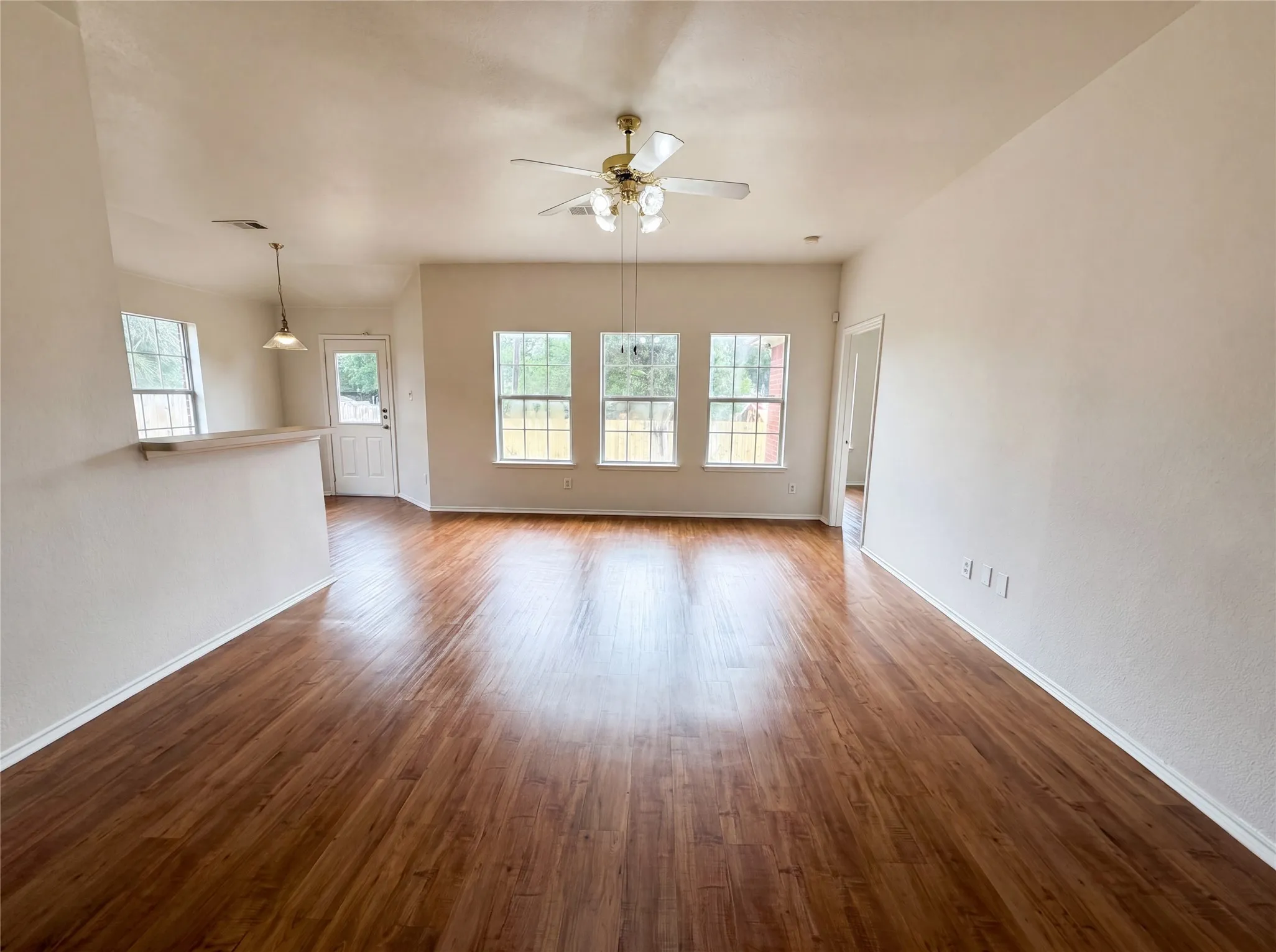 Single Family Residence For Sale in Dallas County , 5432 Nuthatch Street, Dallas, Texas 75236, 3 Bedroom, 2 Bathroom, 2 Garage spaces, 1,323 Sqft, built in 2001, mls#21268315, Real Estate Agent in Dallas, Homes For Sale in Dallas county, Homes For Sale in Dallas, Realtor in Dallas Texas, Real Estate Brokerage Independent Realty Texas, Luminita Cordes Realtor