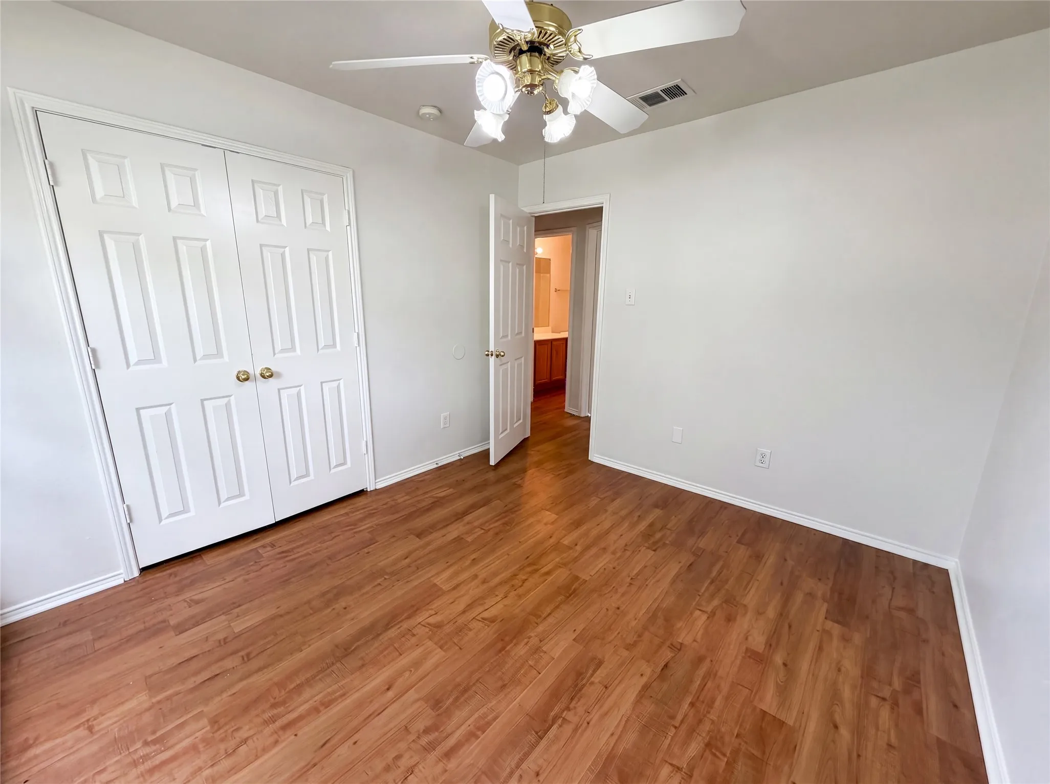 Single Family Residence For Sale in Dallas County , 5432 Nuthatch Street, Dallas, Texas 75236, 3 Bedroom, 2 Bathroom, 2 Garage spaces, 1,323 Sqft, built in 2001, mls#21268315, Real Estate Agent in Dallas, Homes For Sale in Dallas county, Homes For Sale in Dallas, Realtor in Dallas Texas, Real Estate Brokerage Independent Realty Texas, Luminita Cordes Realtor