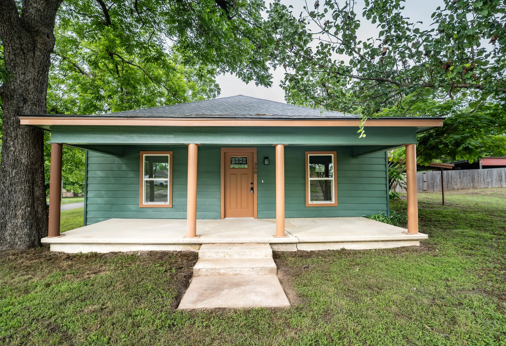 Single Family Residence For Sale in Wood County , 308 W Pine Street, Winnsboro, Texas 75494, 3 Bedroom, 2 Bathroom, Garage spaces, 1,400 Sqft, built in 1930, mls#21267716, Real Estate Agent in Winnsboro, Homes For Sale in Wood county, Homes For Sale in Winnsboro, Realtor in Winnsboro Texas, Real Estate Brokerage Independent Realty Texas, Luminita Cordes Realtor