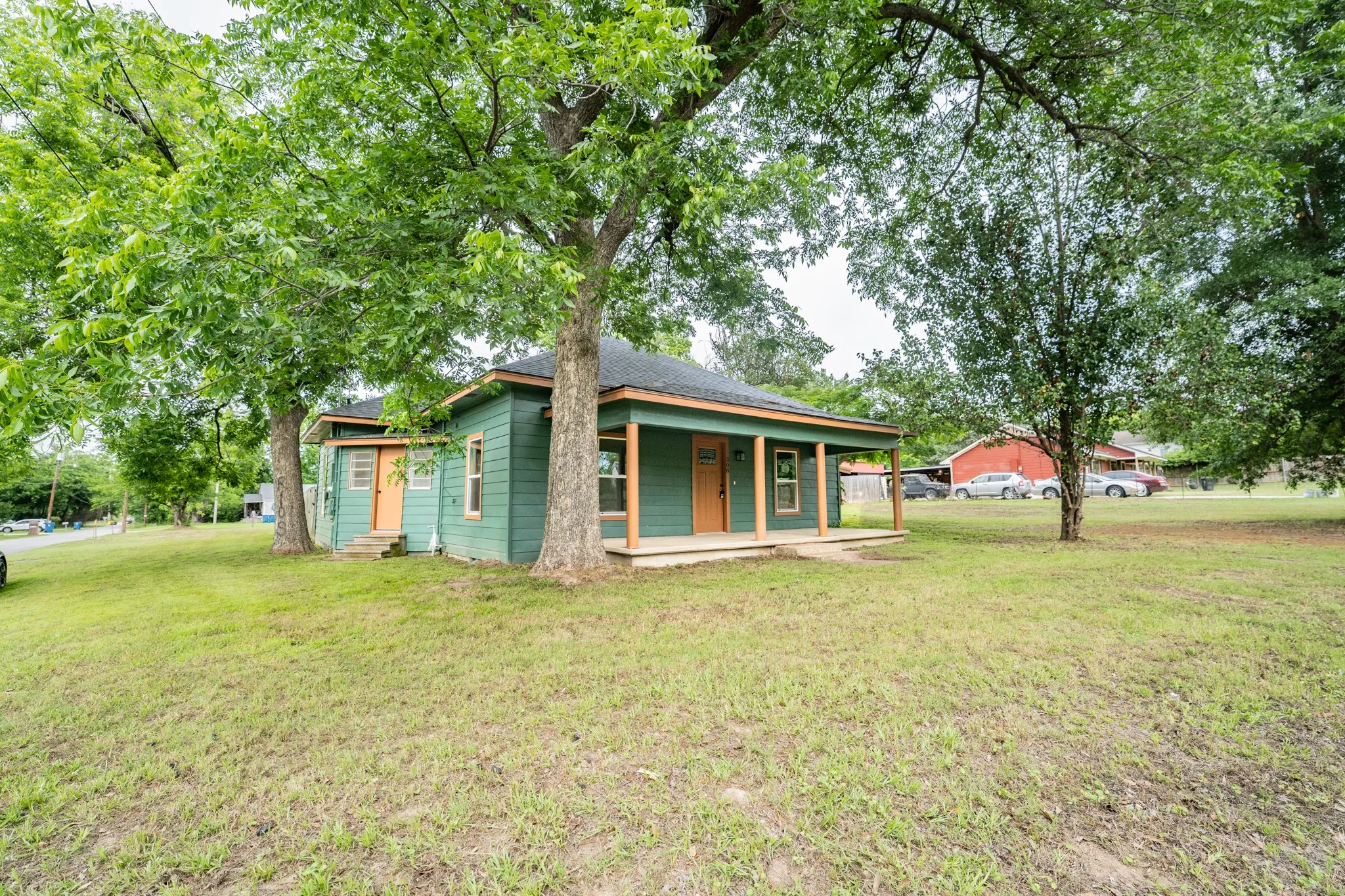 Single Family Residence For Sale in Wood County , 308 W Pine Street, Winnsboro, Texas 75494, 3 Bedroom, 2 Bathroom, Garage spaces, 1,400 Sqft, built in 1930, mls#21267716, Real Estate Agent in Winnsboro, Homes For Sale in Wood county, Homes For Sale in Winnsboro, Realtor in Winnsboro Texas, Real Estate Brokerage Independent Realty Texas, Luminita Cordes Realtor