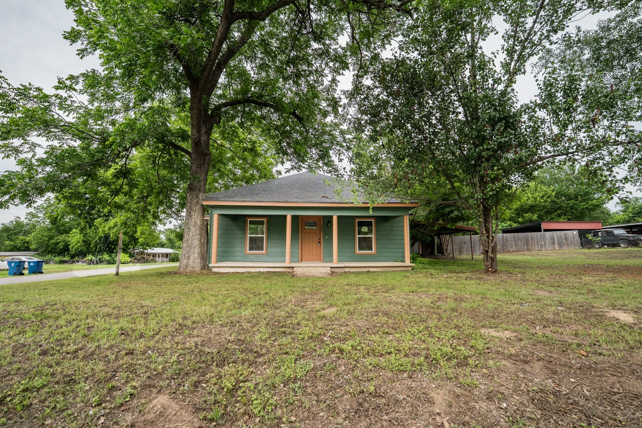Single Family Residence For Sale in Wood County , 308 W Pine Street, Winnsboro, Texas 75494, 3 Bedroom, 2 Bathroom, Garage spaces, 1,400 Sqft, built in 1930, mls#21267716, Real Estate Agent in Winnsboro, Homes For Sale in Wood county, Homes For Sale in Winnsboro, Realtor in Winnsboro Texas, Real Estate Brokerage Independent Realty Texas, Luminita Cordes Realtor