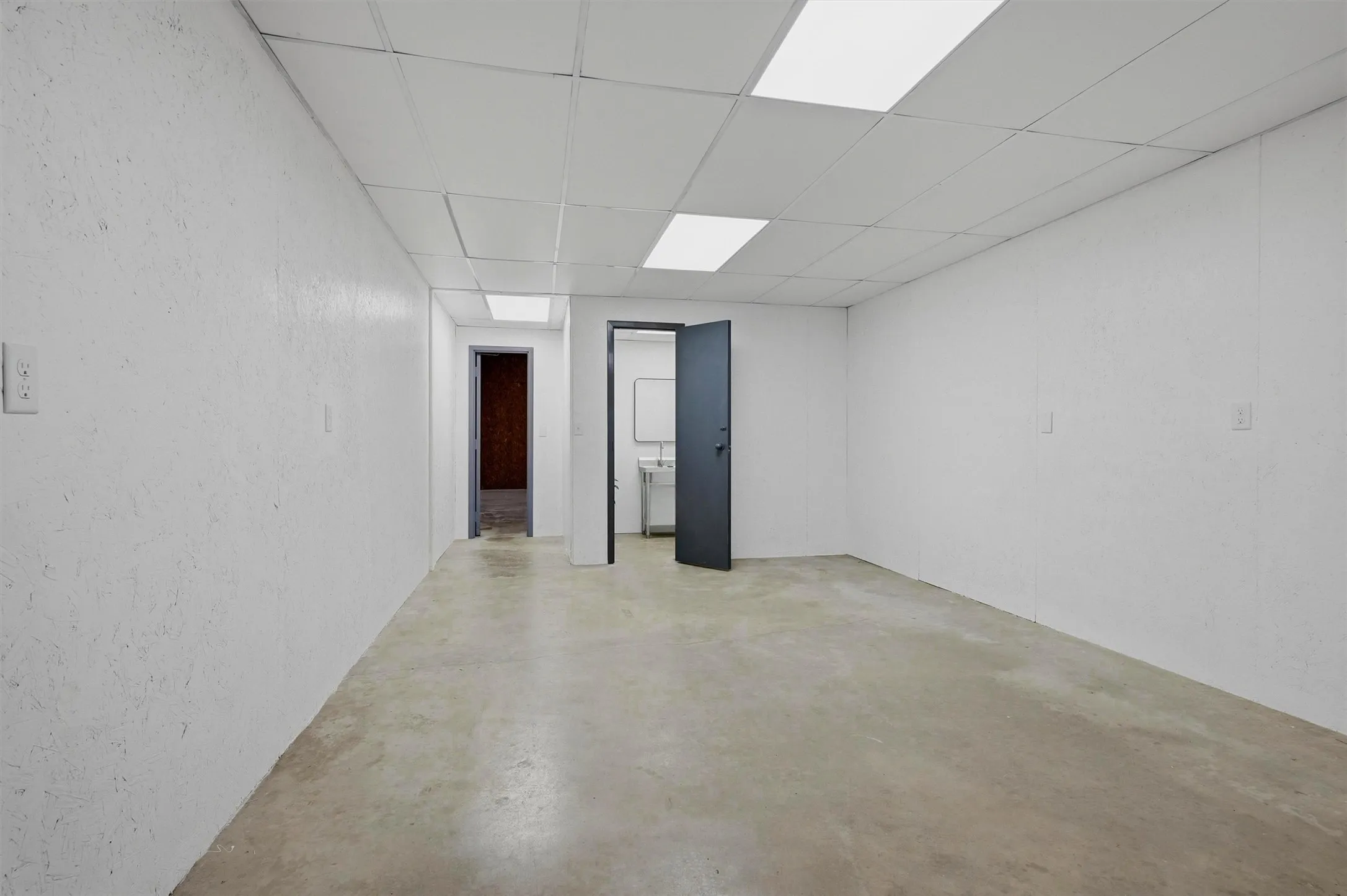 Industrial For Rent in Grayson County , 224 E Cottage Street, Sherman, Texas 75090, 0, 0, Garage spaces, 10,200 Sqft, built in 1985, Price $7,555, mls#21267461, Real Estate Agent in Sherman, Homes For Rent in Grayson county, Homes For Rent in Sherman, Realtor in Sherman Texas, Real Estate Brokerage Independent Realty Texas, Luminita Cordes Realtor