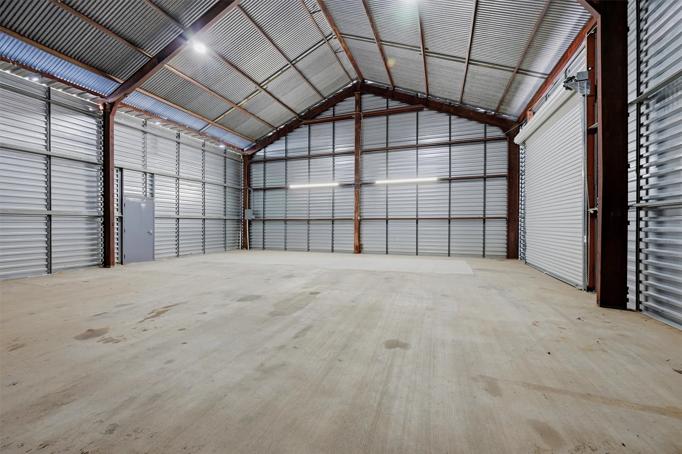 Industrial For Rent in Grayson County , 224 E Cottage Street, Sherman, Texas 75090, 0, 0, Garage spaces, 10,200 Sqft, built in 1985, Price $7,555, mls#21267461, Real Estate Agent in Sherman, Homes For Rent in Grayson county, Homes For Rent in Sherman, Realtor in Sherman Texas, Real Estate Brokerage Independent Realty Texas, Luminita Cordes Realtor
