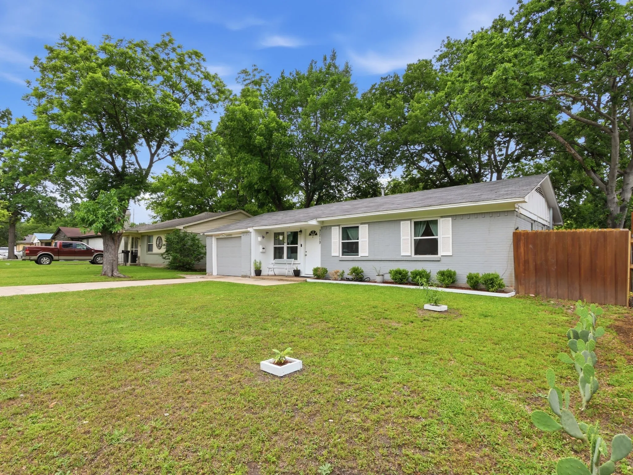 Single Family Residence For Sale in Dallas County , 2219 Loyce Drive, Mesquite, Texas 75149, 3 Bedrooms, 1 Bathroom, 1 Garage spaces, 910 Sqft, built in 1959, Price $238,000, mls#21268352, Real Estate Agent in Mesquite, Homes For Sale in Dallas county, Homes For Sale in Mesquite, Realtor in Mesquite Texas, Real Estate Brokerage Independent Realty Texas, Luminita Cordes Realtor