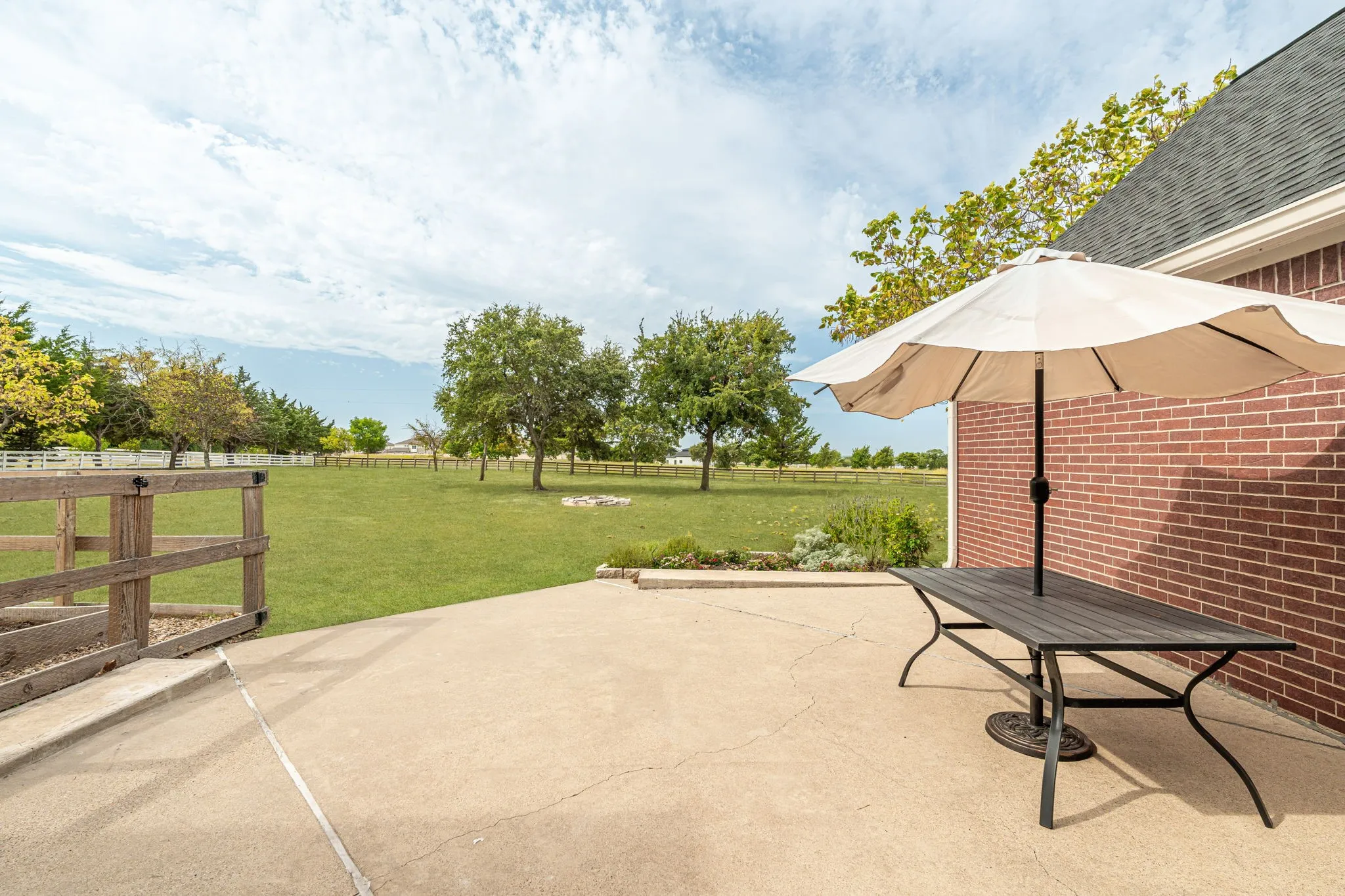 Single Family Residence For Sale in Collin County , 15 Brookhollow Circle, Melissa, Texas 75454, 5 Bedroom, 4 Bathroom, 2 Garage spaces, 3,439 Sqft, built in 1996, mls#21267902, Real Estate Agent in Melissa, Homes For Sale in Collin county, Homes For Sale in Melissa, Realtor in Melissa Texas, Real Estate Brokerage Independent Realty Texas, Luminita Cordes Realtor