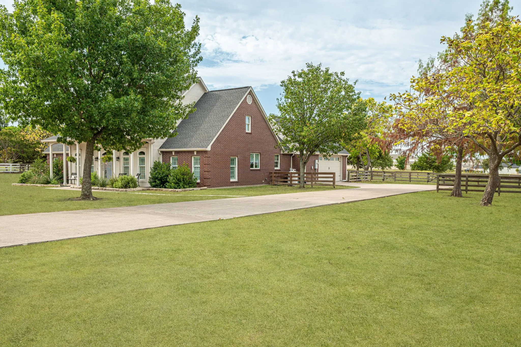Single Family Residence For Sale in Collin County , 15 Brookhollow Circle, Melissa, Texas 75454, 5 Bedroom, 4 Bathroom, 2 Garage spaces, 3,439 Sqft, built in 1996, mls#21267902, Real Estate Agent in Melissa, Homes For Sale in Collin county, Homes For Sale in Melissa, Realtor in Melissa Texas, Real Estate Brokerage Independent Realty Texas, Luminita Cordes Realtor