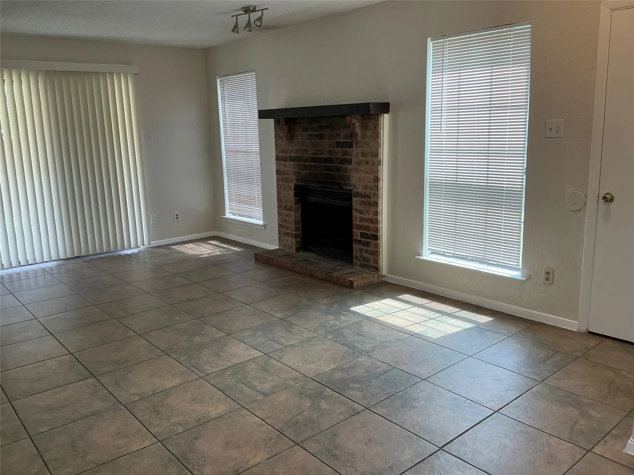 Condominium For Rent in Dallas County , 934 Turtle Cove 156, Irving, Texas 75060, 2 Bedroom, 2 Bathroom, Garage spaces, 1,006 Sqft, built in 1982, mls#21265774, Real Estate Agent in Irving, Homes For Rent in Dallas county, Homes For Rent in Irving, Realtor in Irving Texas, Real Estate Brokerage Independent Realty Texas, Luminita Cordes Realtor