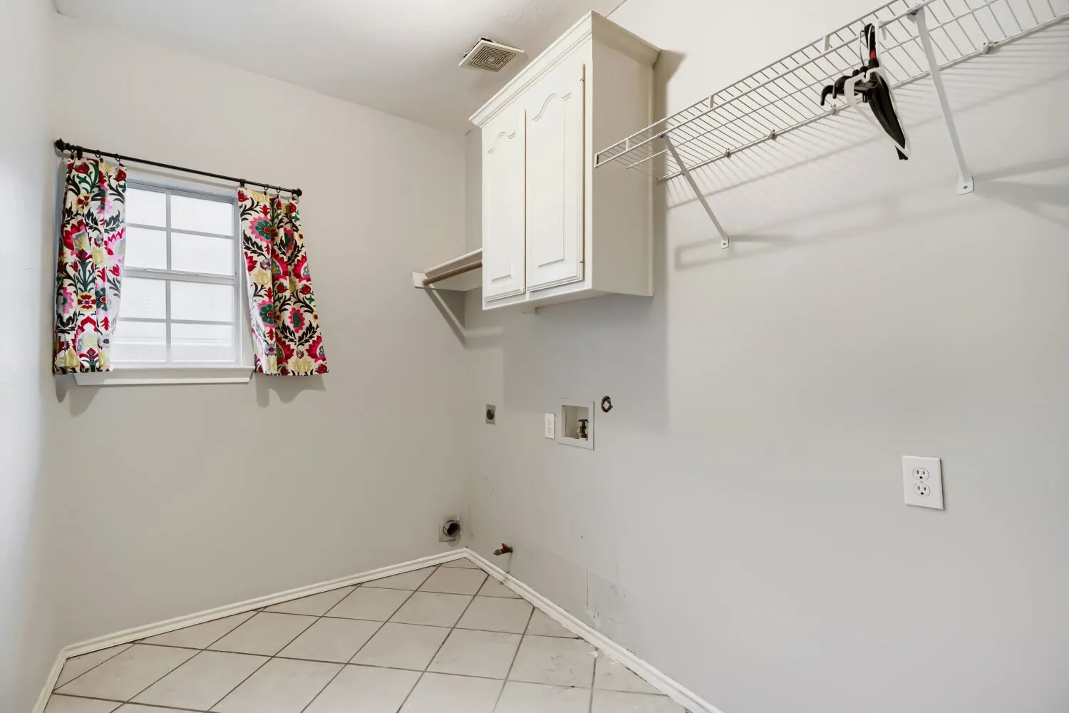 Single Family Residence For Sale in Tarrant County , 5216 Birch Grove Lane, Fort Worth, Texas 76137, 4 Bedrooms, 3 Bathrooms, 2 Garage spaces, 2,532 Sqft, built in 1997, Price $398,000, mls#21267207, Real Estate Agent in Fort Worth, Homes For Sale in Tarrant county, Homes For Sale in Fort Worth, Realtor in Fort Worth Texas, Real Estate Brokerage Independent Realty Texas, Luminita Cordes Realtor