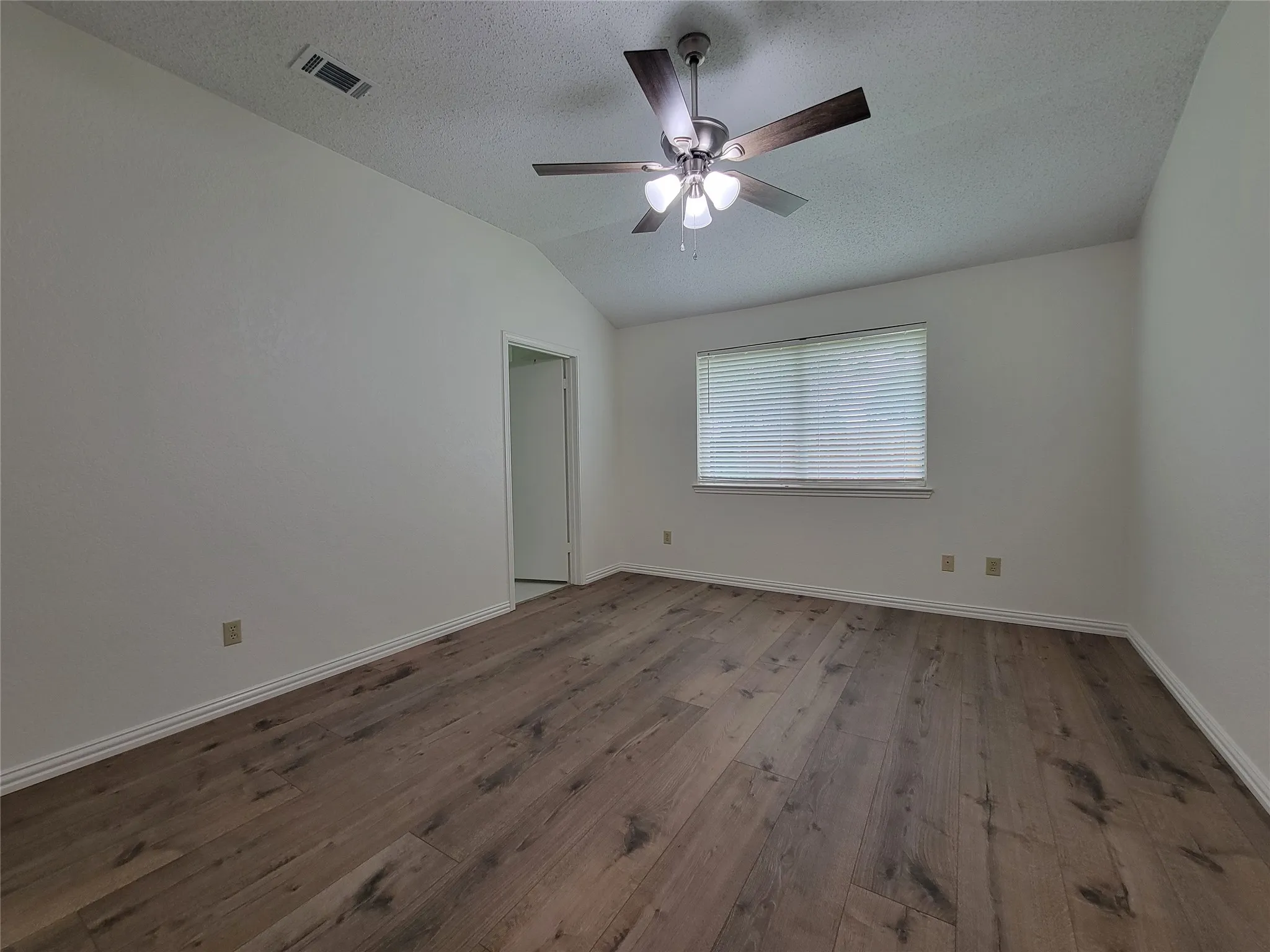 Single Family Residence For Sale in Dallas County , 630 Country View Lane, Garland, Texas 75043, 3 Bedroom, 2 Bathroom, 2 Garage spaces, 1,778 Sqft, built in 1983, mls#21267896, Real Estate Agent in Garland, Homes For Sale in Dallas county, Homes For Sale in Garland, Realtor in Garland Texas, Real Estate Brokerage Independent Realty Texas, Luminita Cordes Realtor
