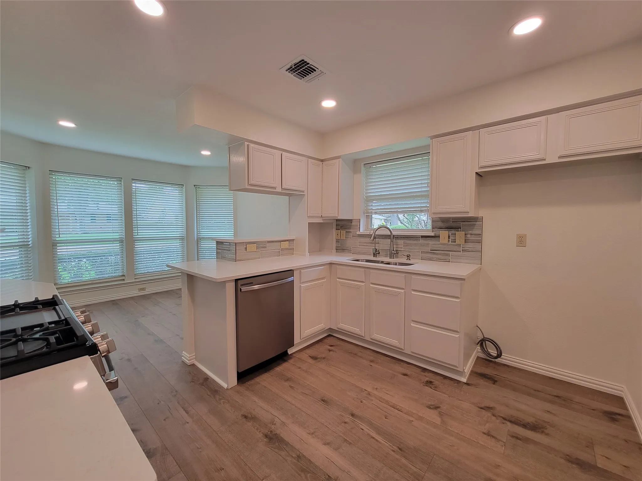 Single Family Residence For Sale in Dallas County , 630 Country View Lane, Garland, Texas 75043, 3 Bedroom, 2 Bathroom, 2 Garage spaces, 1,778 Sqft, built in 1983, mls#21267896, Real Estate Agent in Garland, Homes For Sale in Dallas county, Homes For Sale in Garland, Realtor in Garland Texas, Real Estate Brokerage Independent Realty Texas, Luminita Cordes Realtor