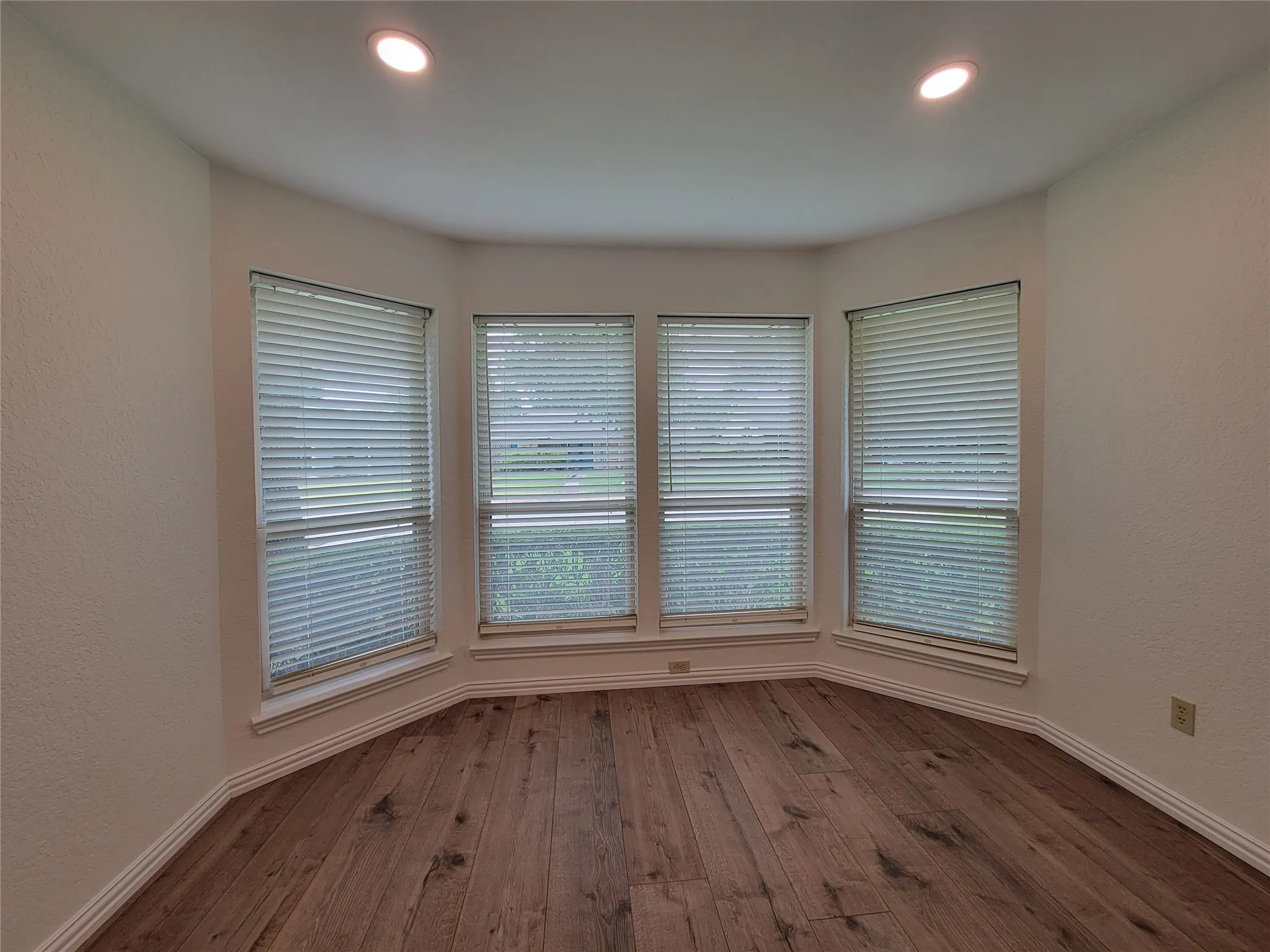 Single Family Residence For Sale in Dallas County , 630 Country View Lane, Garland, Texas 75043, 3 Bedroom, 2 Bathroom, 2 Garage spaces, 1,778 Sqft, built in 1983, mls#21267896, Real Estate Agent in Garland, Homes For Sale in Dallas county, Homes For Sale in Garland, Realtor in Garland Texas, Real Estate Brokerage Independent Realty Texas, Luminita Cordes Realtor