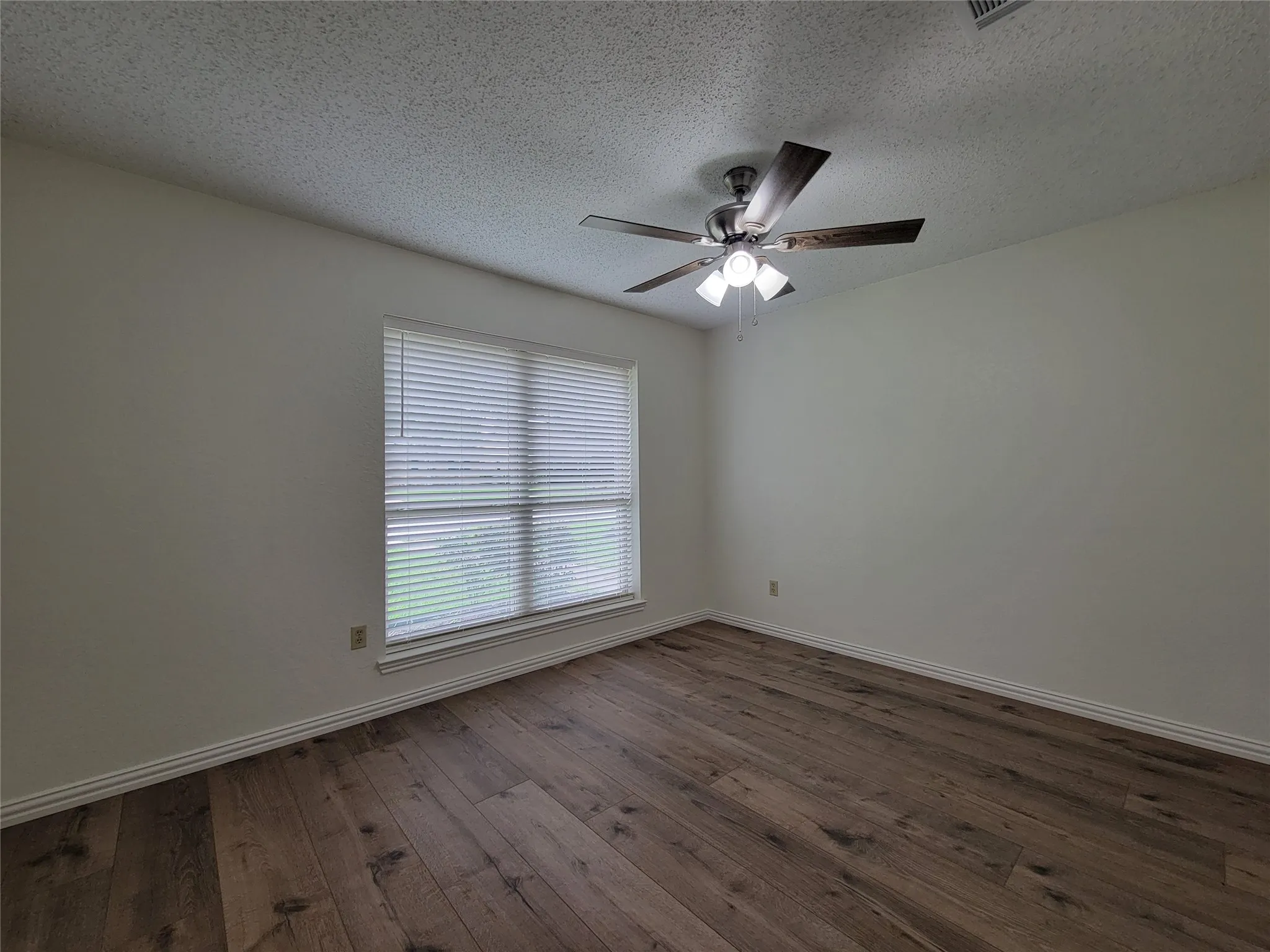 Single Family Residence For Sale in Dallas County , 630 Country View Lane, Garland, Texas 75043, 3 Bedroom, 2 Bathroom, 2 Garage spaces, 1,778 Sqft, built in 1983, mls#21267896, Real Estate Agent in Garland, Homes For Sale in Dallas county, Homes For Sale in Garland, Realtor in Garland Texas, Real Estate Brokerage Independent Realty Texas, Luminita Cordes Realtor
