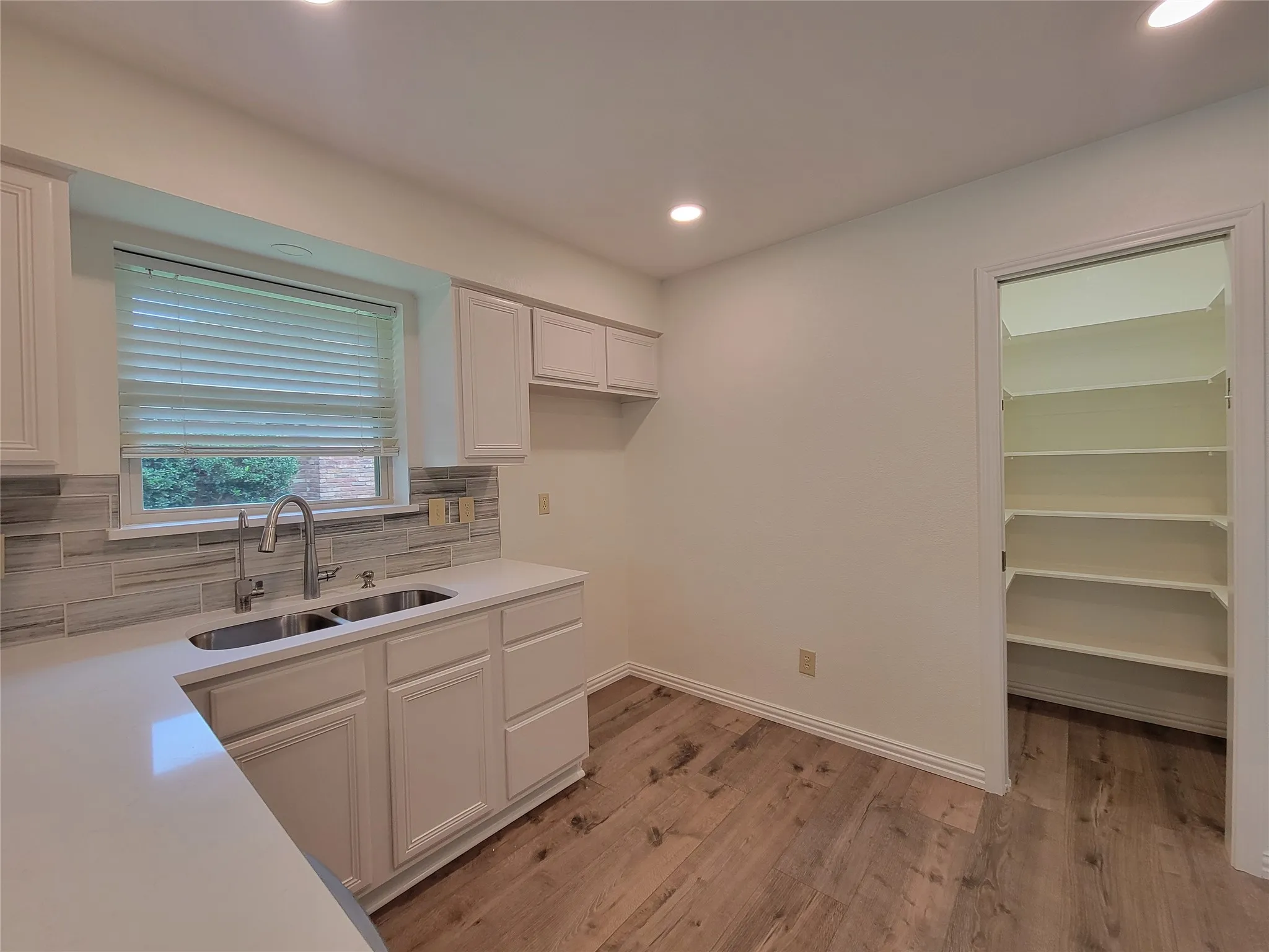 Single Family Residence For Sale in Dallas County , 630 Country View Lane, Garland, Texas 75043, 3 Bedroom, 2 Bathroom, 2 Garage spaces, 1,778 Sqft, built in 1983, mls#21267896, Real Estate Agent in Garland, Homes For Sale in Dallas county, Homes For Sale in Garland, Realtor in Garland Texas, Real Estate Brokerage Independent Realty Texas, Luminita Cordes Realtor