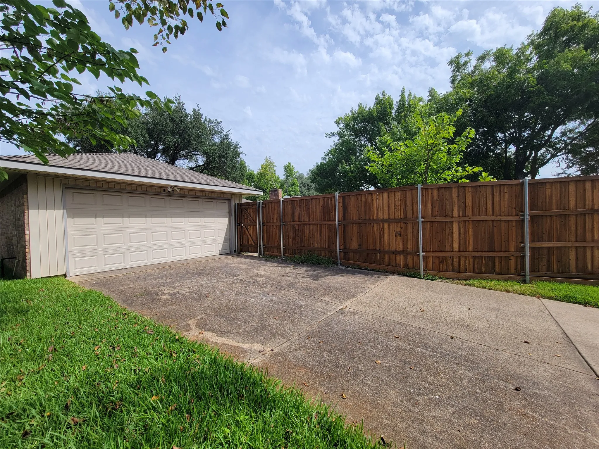 Single Family Residence For Sale in Dallas County , 630 Country View Lane, Garland, Texas 75043, 3 Bedroom, 2 Bathroom, 2 Garage spaces, 1,778 Sqft, built in 1983, mls#21267896, Real Estate Agent in Garland, Homes For Sale in Dallas county, Homes For Sale in Garland, Realtor in Garland Texas, Real Estate Brokerage Independent Realty Texas, Luminita Cordes Realtor