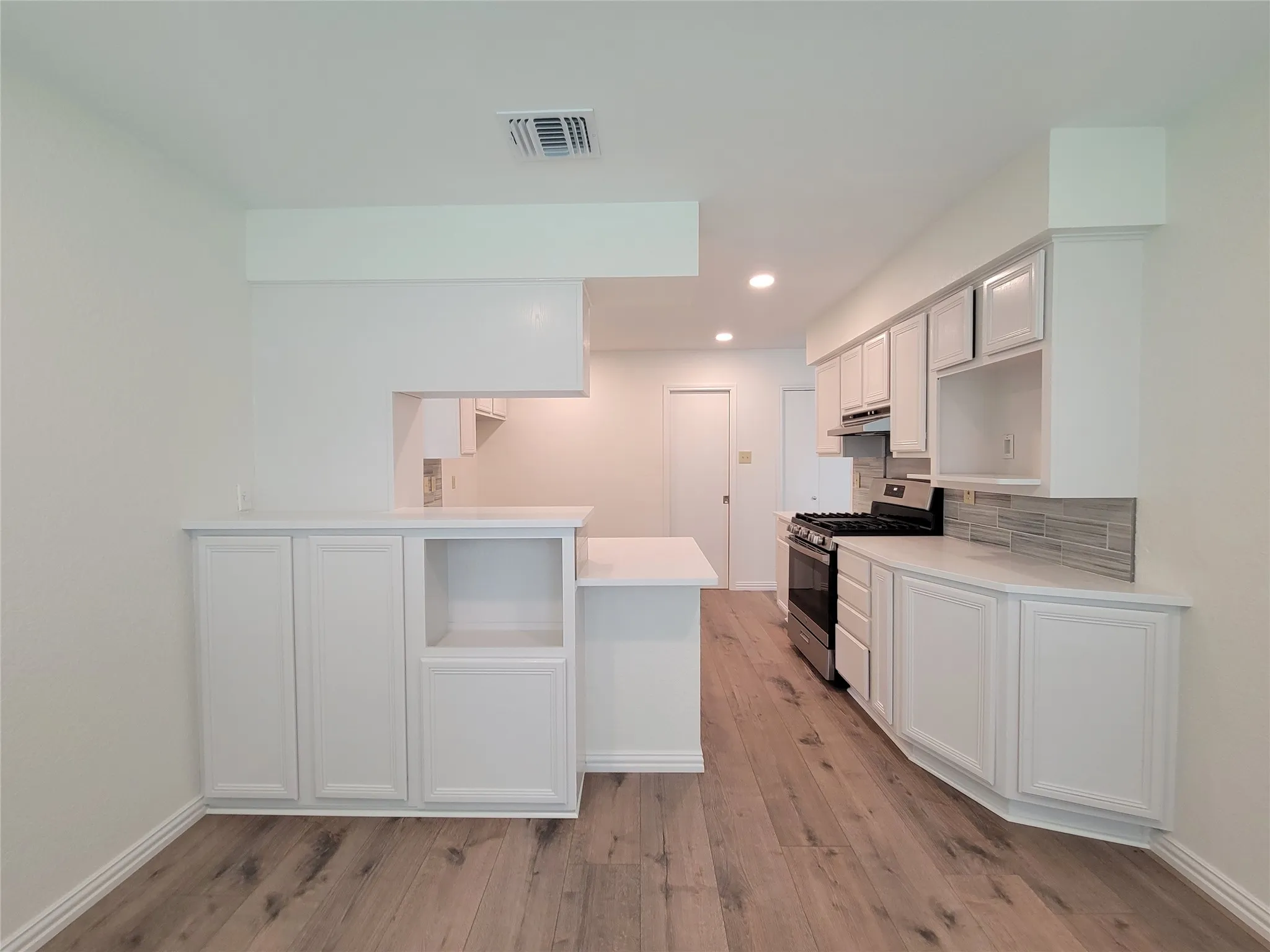 Single Family Residence For Sale in Dallas County , 630 Country View Lane, Garland, Texas 75043, 3 Bedroom, 2 Bathroom, 2 Garage spaces, 1,778 Sqft, built in 1983, mls#21267896, Real Estate Agent in Garland, Homes For Sale in Dallas county, Homes For Sale in Garland, Realtor in Garland Texas, Real Estate Brokerage Independent Realty Texas, Luminita Cordes Realtor