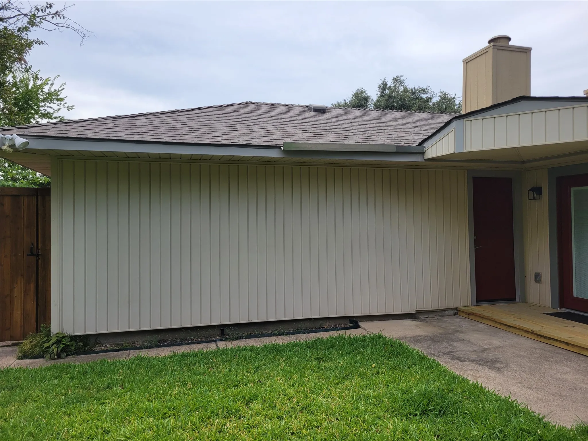 Single Family Residence For Sale in Dallas County , 630 Country View Lane, Garland, Texas 75043, 3 Bedroom, 2 Bathroom, 2 Garage spaces, 1,778 Sqft, built in 1983, mls#21267896, Real Estate Agent in Garland, Homes For Sale in Dallas county, Homes For Sale in Garland, Realtor in Garland Texas, Real Estate Brokerage Independent Realty Texas, Luminita Cordes Realtor