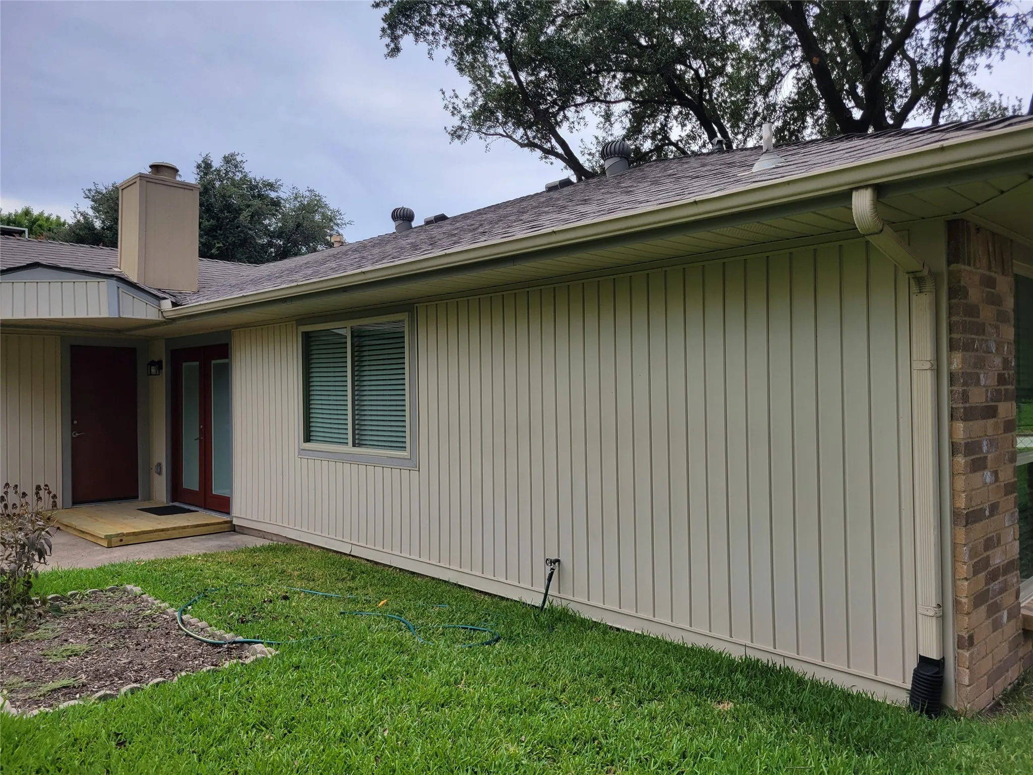 Single Family Residence For Sale in Dallas County , 630 Country View Lane, Garland, Texas 75043, 3 Bedroom, 2 Bathroom, 2 Garage spaces, 1,778 Sqft, built in 1983, mls#21267896, Real Estate Agent in Garland, Homes For Sale in Dallas county, Homes For Sale in Garland, Realtor in Garland Texas, Real Estate Brokerage Independent Realty Texas, Luminita Cordes Realtor