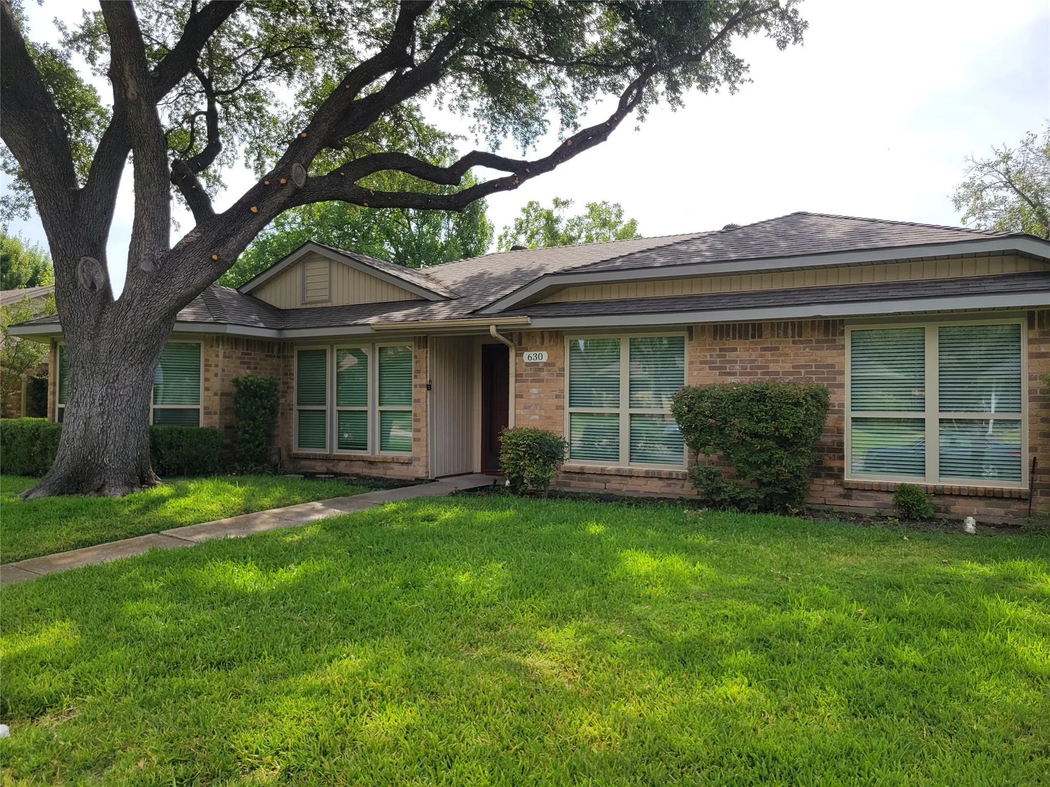 Single Family Residence For Sale in Dallas County , 630 Country View Lane, Garland, Texas 75043, 3 Bedroom, 2 Bathroom, 2 Garage spaces, 1,778 Sqft, built in 1983, mls#21267896, Real Estate Agent in Garland, Homes For Sale in Dallas county, Homes For Sale in Garland, Realtor in Garland Texas, Real Estate Brokerage Independent Realty Texas, Luminita Cordes Realtor