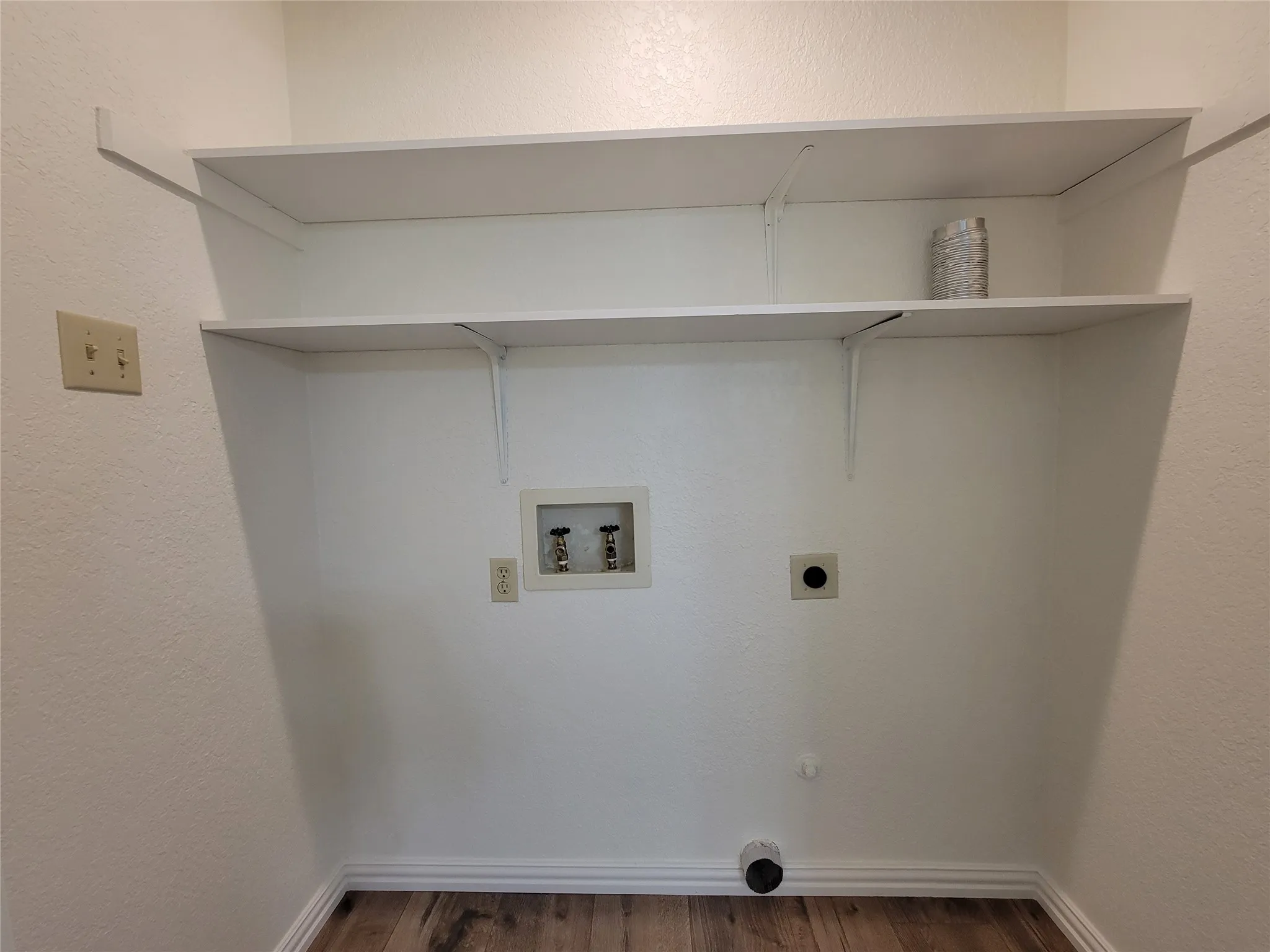Single Family Residence For Sale in Dallas County , 630 Country View Lane, Garland, Texas 75043, 3 Bedroom, 2 Bathroom, 2 Garage spaces, 1,778 Sqft, built in 1983, mls#21267896, Real Estate Agent in Garland, Homes For Sale in Dallas county, Homes For Sale in Garland, Realtor in Garland Texas, Real Estate Brokerage Independent Realty Texas, Luminita Cordes Realtor