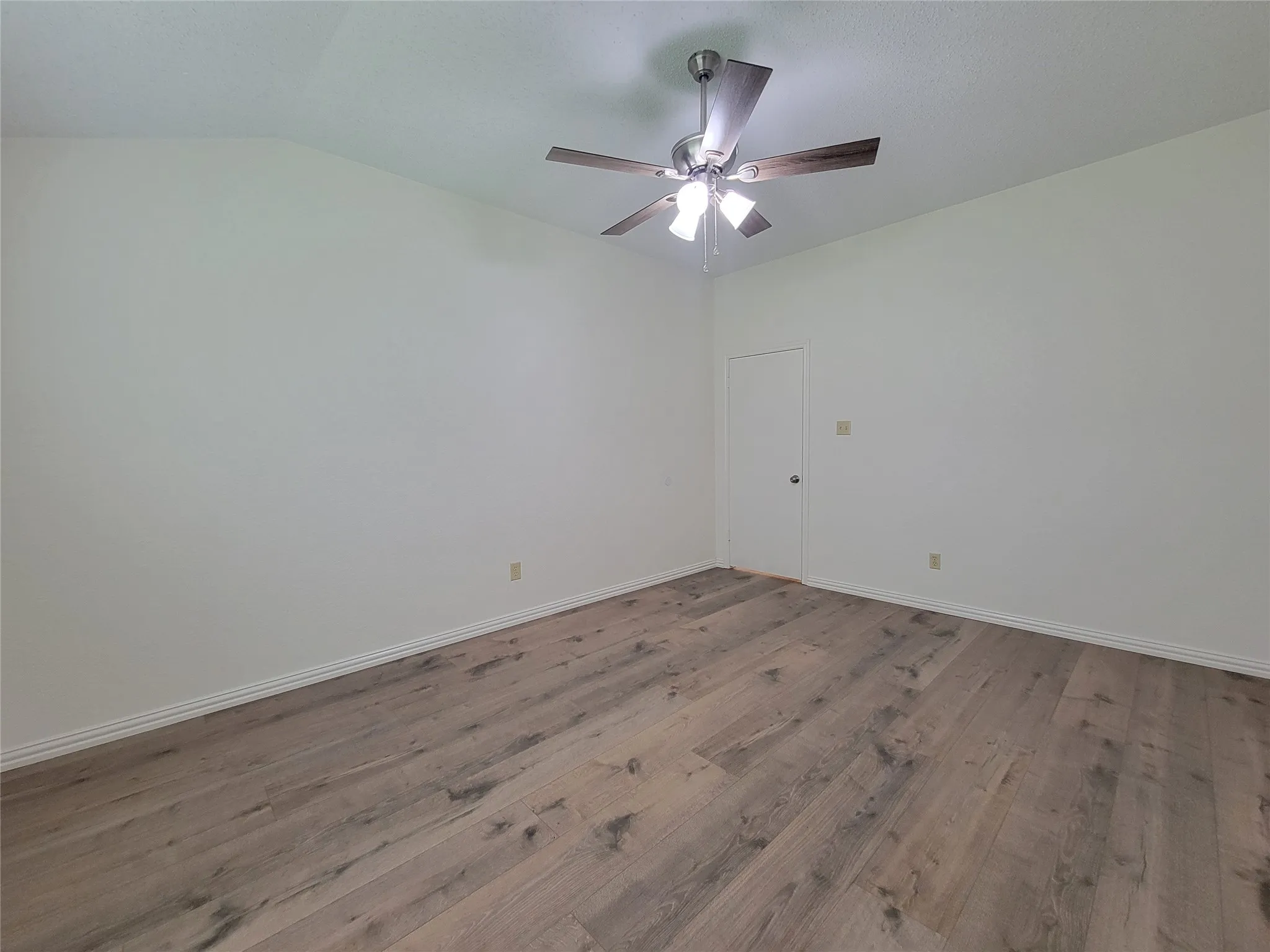 Single Family Residence For Sale in Dallas County , 630 Country View Lane, Garland, Texas 75043, 3 Bedroom, 2 Bathroom, 2 Garage spaces, 1,778 Sqft, built in 1983, mls#21267896, Real Estate Agent in Garland, Homes For Sale in Dallas county, Homes For Sale in Garland, Realtor in Garland Texas, Real Estate Brokerage Independent Realty Texas, Luminita Cordes Realtor
