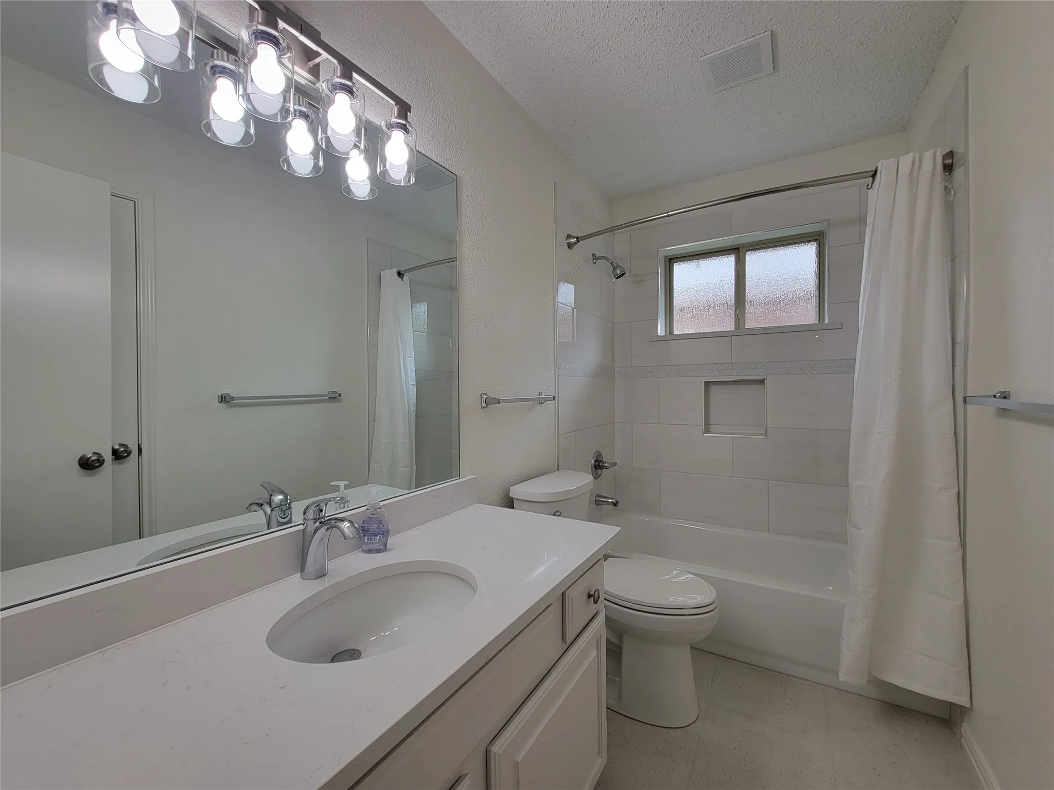Single Family Residence For Sale in Dallas County , 630 Country View Lane, Garland, Texas 75043, 3 Bedroom, 2 Bathroom, 2 Garage spaces, 1,778 Sqft, built in 1983, mls#21267896, Real Estate Agent in Garland, Homes For Sale in Dallas county, Homes For Sale in Garland, Realtor in Garland Texas, Real Estate Brokerage Independent Realty Texas, Luminita Cordes Realtor