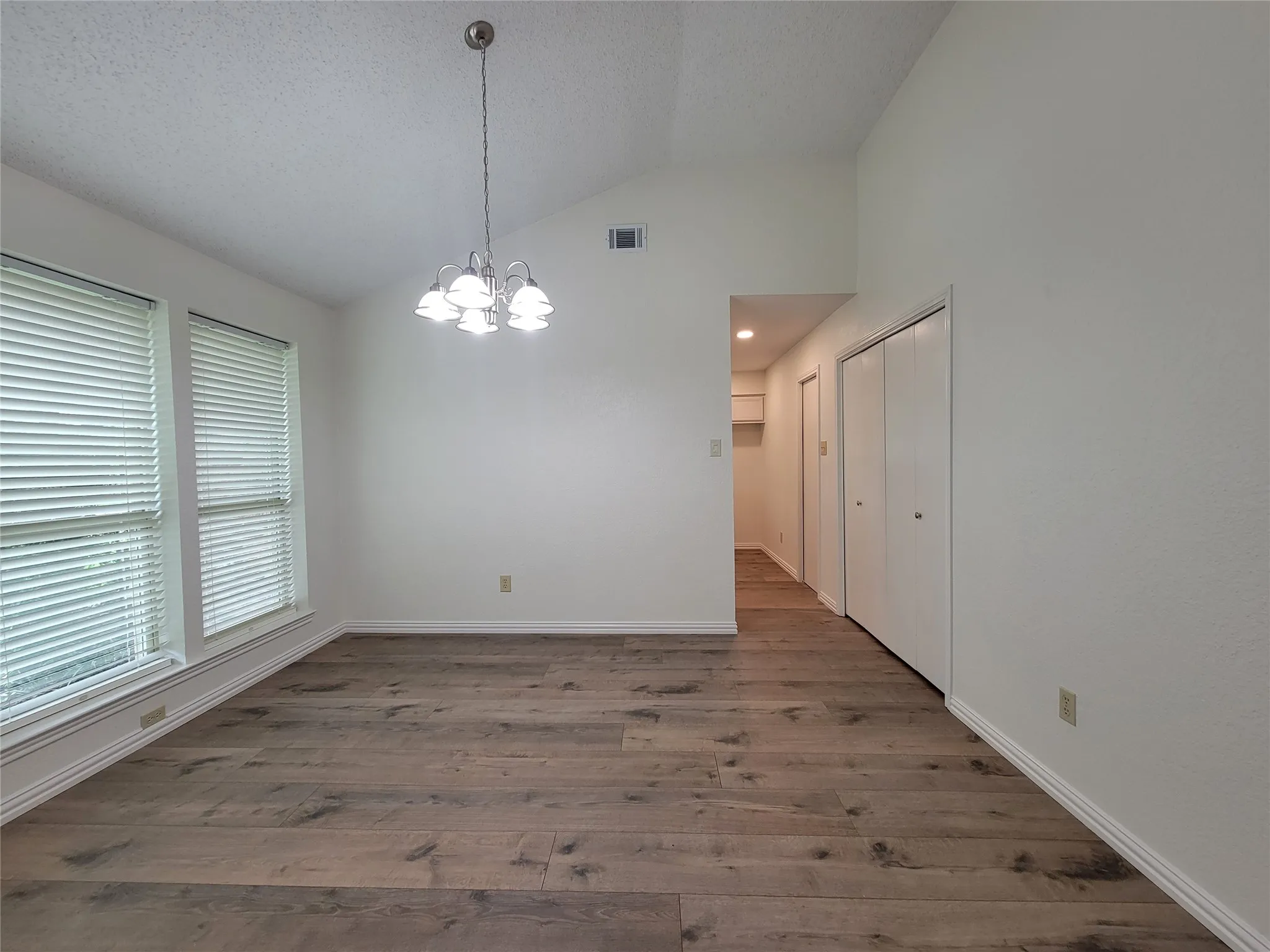 Single Family Residence For Sale in Dallas County , 630 Country View Lane, Garland, Texas 75043, 3 Bedroom, 2 Bathroom, 2 Garage spaces, 1,778 Sqft, built in 1983, mls#21267896, Real Estate Agent in Garland, Homes For Sale in Dallas county, Homes For Sale in Garland, Realtor in Garland Texas, Real Estate Brokerage Independent Realty Texas, Luminita Cordes Realtor