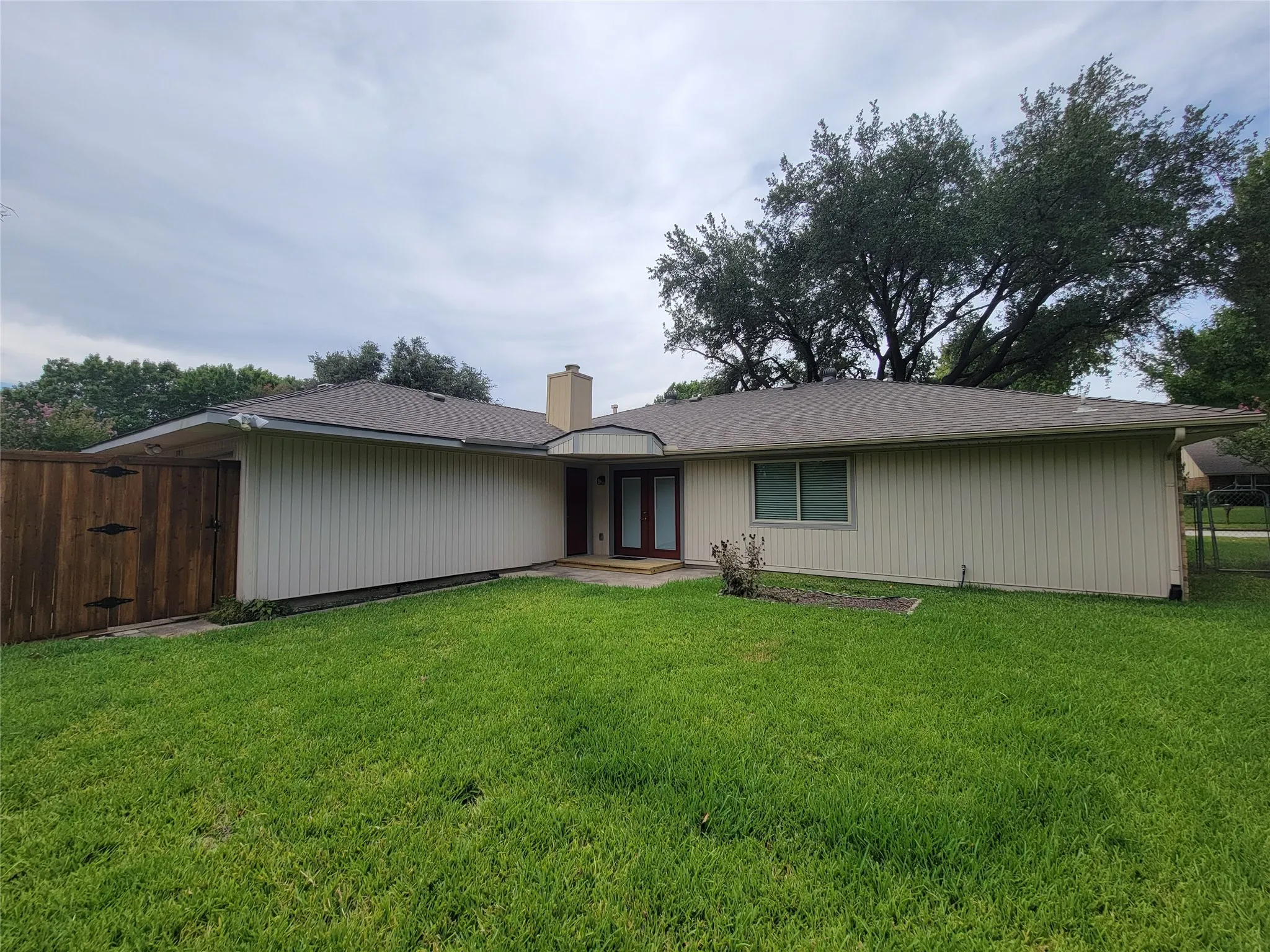 Single Family Residence For Sale in Dallas County , 630 Country View Lane, Garland, Texas 75043, 3 Bedroom, 2 Bathroom, 2 Garage spaces, 1,778 Sqft, built in 1983, mls#21267896, Real Estate Agent in Garland, Homes For Sale in Dallas county, Homes For Sale in Garland, Realtor in Garland Texas, Real Estate Brokerage Independent Realty Texas, Luminita Cordes Realtor