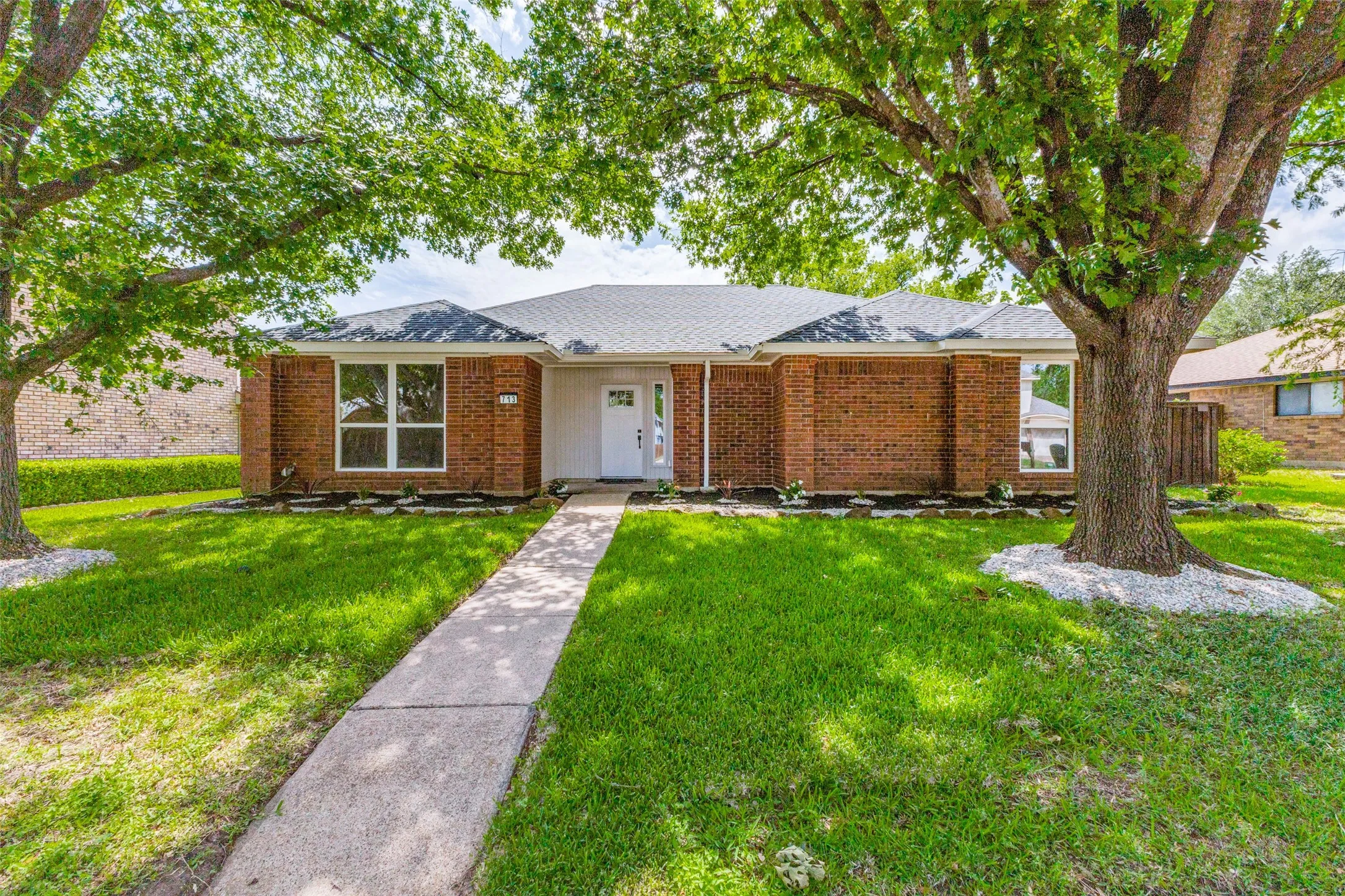 Single Family Residence For Sale in Dallas County , 713 Bridgewater Lane, Mesquite, Texas 75181, 3 Bedroom, 2 Bathroom, 2 Garage spaces, 1,593 Sqft, built in 1986, mls#21268414, Real Estate Agent in Mesquite, Homes For Sale in Dallas county, Homes For Sale in Mesquite, Realtor in Mesquite Texas, Real Estate Brokerage Independent Realty Texas, Luminita Cordes Realtor