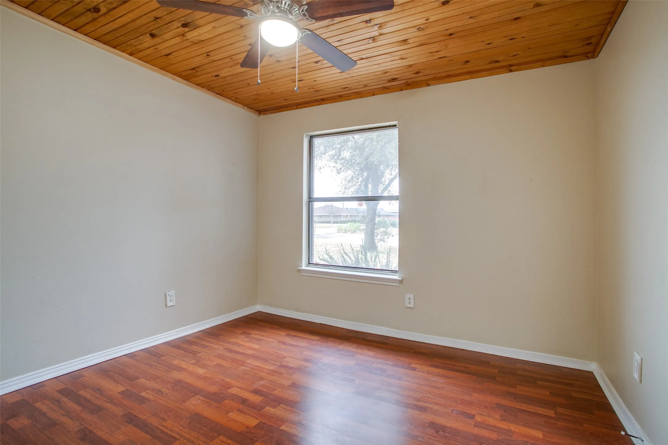 Single Family Residence For Rent in Collin County , 101 Teakwood Drive, Princeton, Texas 75407, 4 Bedroom, 2 Bathroom, Garage spaces, 1,812 Sqft, built in 1976, mls#21268417, Real Estate Agent in Princeton, Homes For Rent in Collin county, Homes For Rent in Princeton, Realtor in Princeton Texas, Real Estate Brokerage Independent Realty Texas, Luminita Cordes Realtor