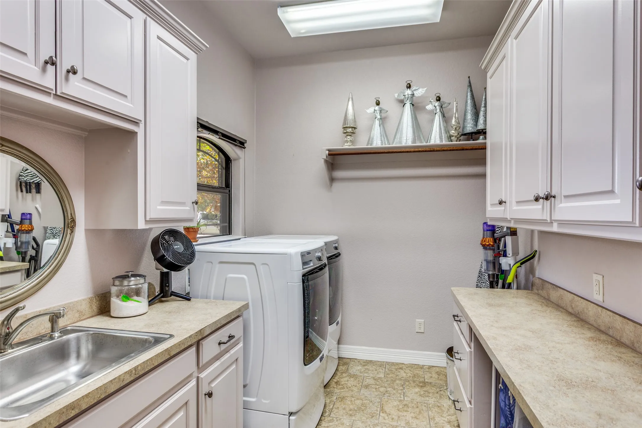 Single Family Residence For Sale in Wise County , 221 Hart Court, Runaway Bay, Texas 76426, 3 Bedroom, 6 Bathroom, 3 Garage spaces, 4,097 Sqft, built in 2006, mls#21268426, Real Estate Agent in Runaway Bay, Homes For Sale in Wise county, Homes For Sale in Runaway Bay, Realtor in Runaway Bay Texas, Real Estate Brokerage Independent Realty Texas, Luminita Cordes Realtor
