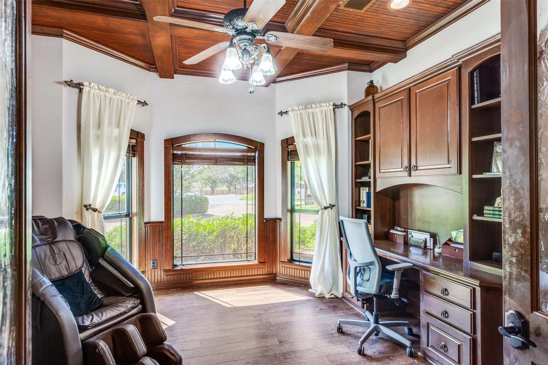 Single Family Residence For Sale in Wise County , 221 Hart Court, Runaway Bay, Texas 76426, 3 Bedroom, 6 Bathroom, 3 Garage spaces, 4,097 Sqft, built in 2006, mls#21268426, Real Estate Agent in Runaway Bay, Homes For Sale in Wise county, Homes For Sale in Runaway Bay, Realtor in Runaway Bay Texas, Real Estate Brokerage Independent Realty Texas, Luminita Cordes Realtor
