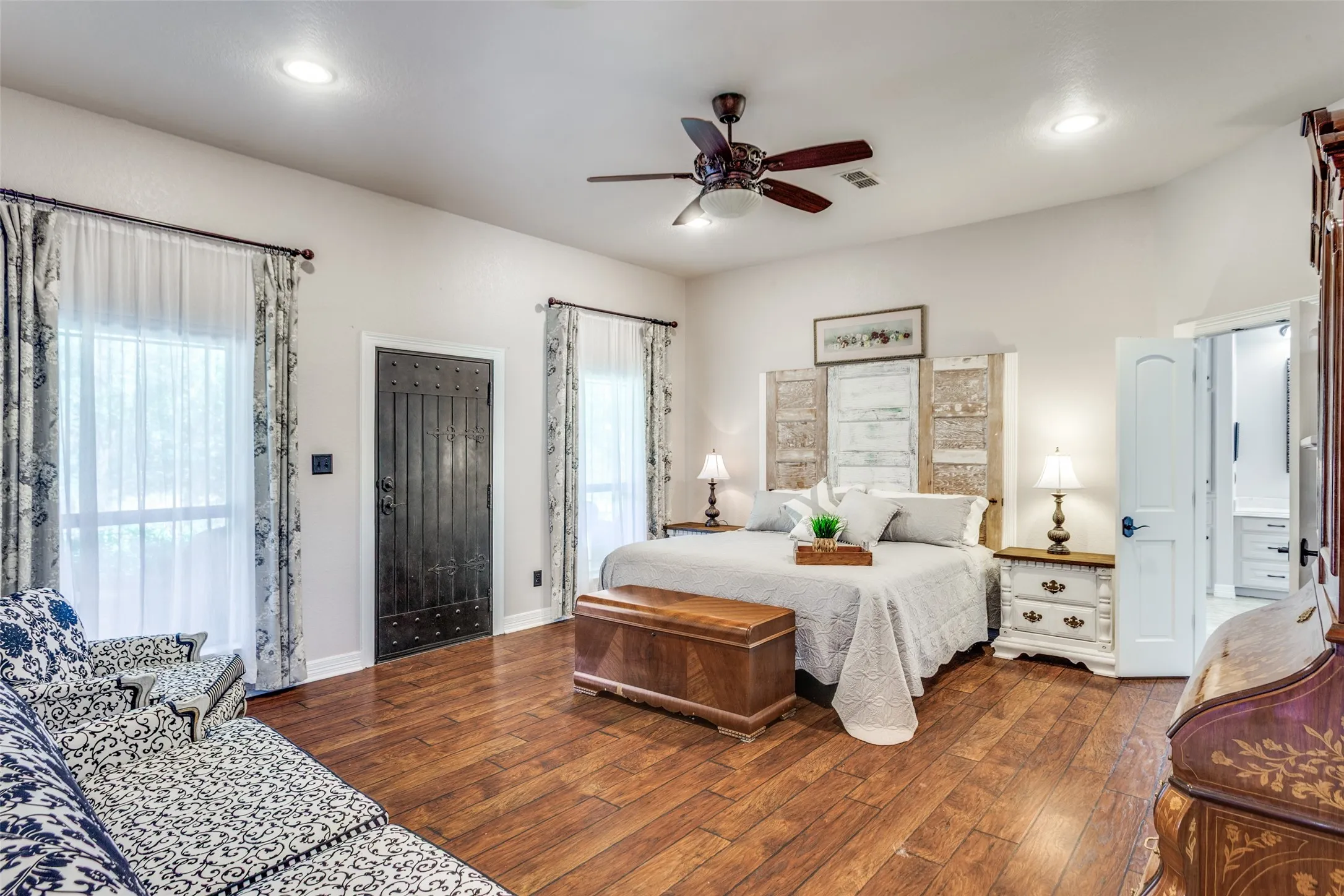 Single Family Residence For Sale in Wise County , 221 Hart Court, Runaway Bay, Texas 76426, 3 Bedroom, 6 Bathroom, 3 Garage spaces, 4,097 Sqft, built in 2006, mls#21268426, Real Estate Agent in Runaway Bay, Homes For Sale in Wise county, Homes For Sale in Runaway Bay, Realtor in Runaway Bay Texas, Real Estate Brokerage Independent Realty Texas, Luminita Cordes Realtor