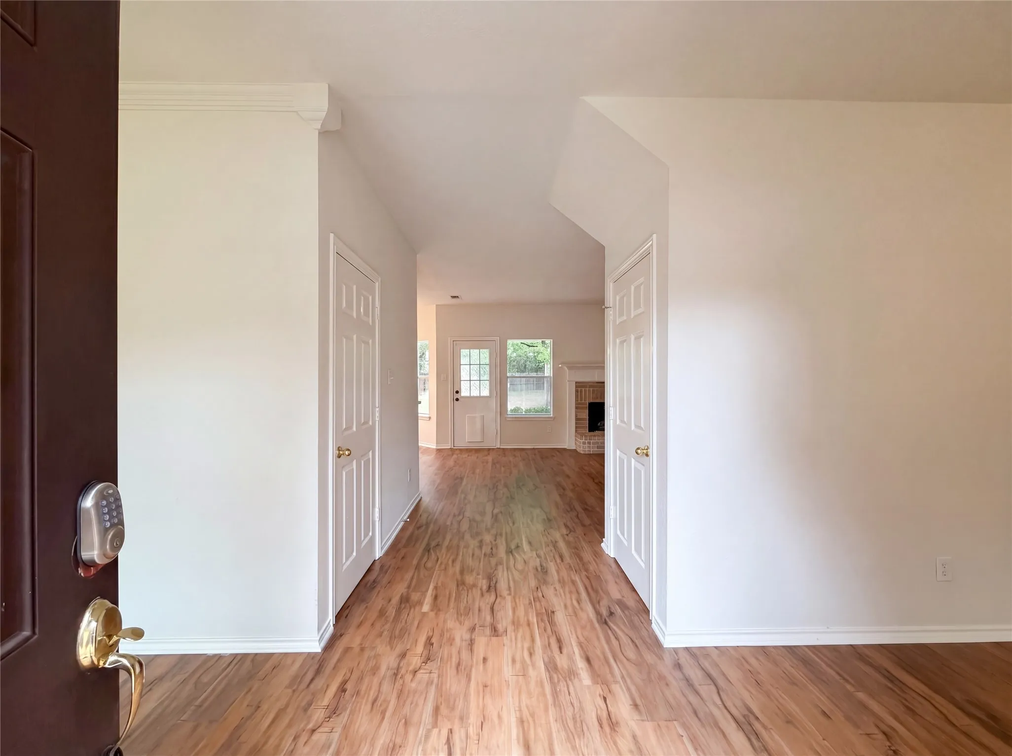 Single Family Residence For Sale in Tarrant County , 6218 Kingswood Drive, Arlington, Texas 76001, 4 Bedroom, 3 Bathroom, 2 Garage spaces, 2,381 Sqft, built in 2001, mls#21268419, Real Estate Agent in Arlington, Homes For Sale in Tarrant county, Homes For Sale in Arlington, Realtor in Arlington Texas, Real Estate Brokerage Independent Realty Texas, Luminita Cordes Realtor