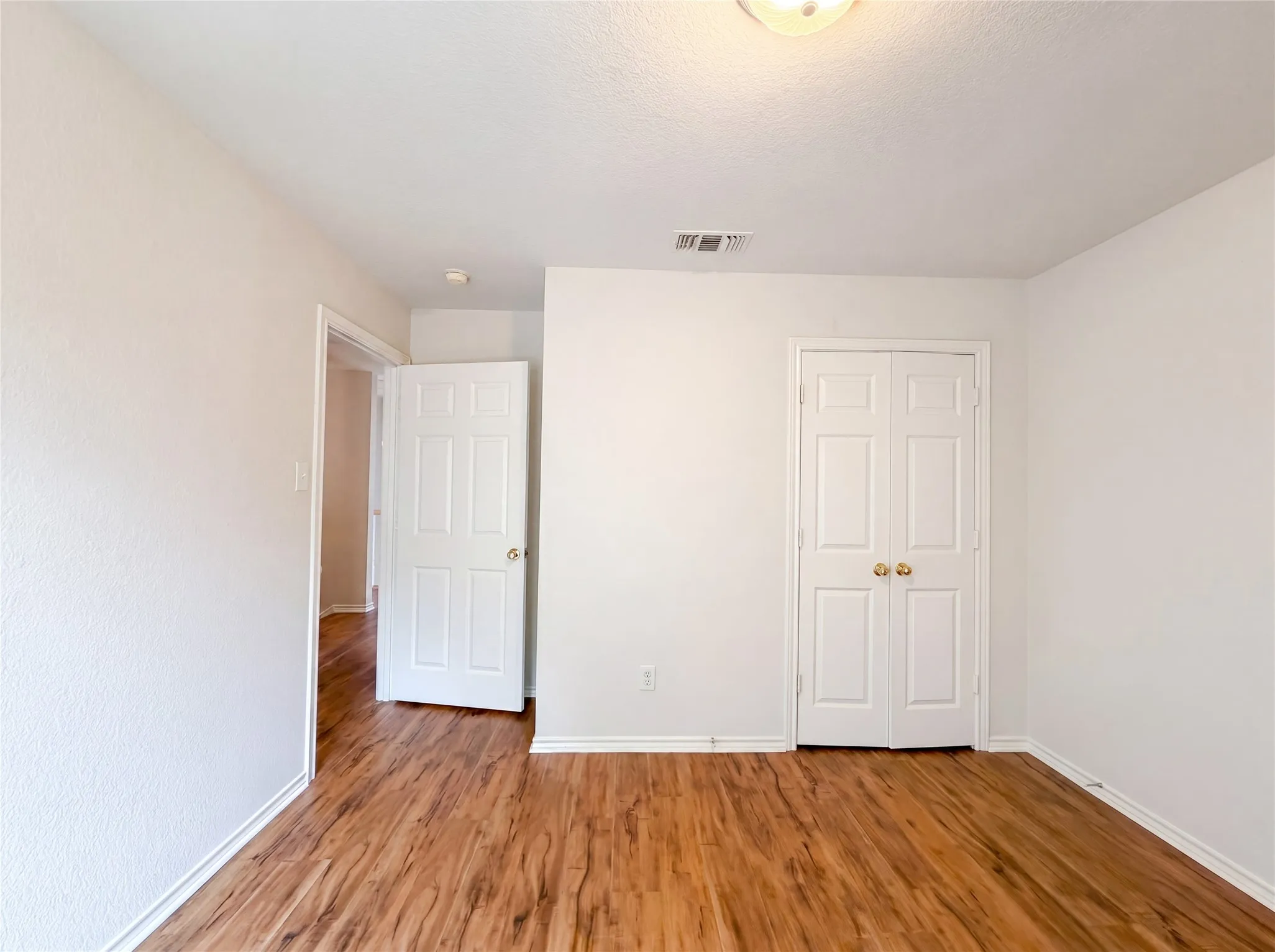 Single Family Residence For Sale in Tarrant County , 6218 Kingswood Drive, Arlington, Texas 76001, 4 Bedroom, 3 Bathroom, 2 Garage spaces, 2,381 Sqft, built in 2001, mls#21268419, Real Estate Agent in Arlington, Homes For Sale in Tarrant county, Homes For Sale in Arlington, Realtor in Arlington Texas, Real Estate Brokerage Independent Realty Texas, Luminita Cordes Realtor