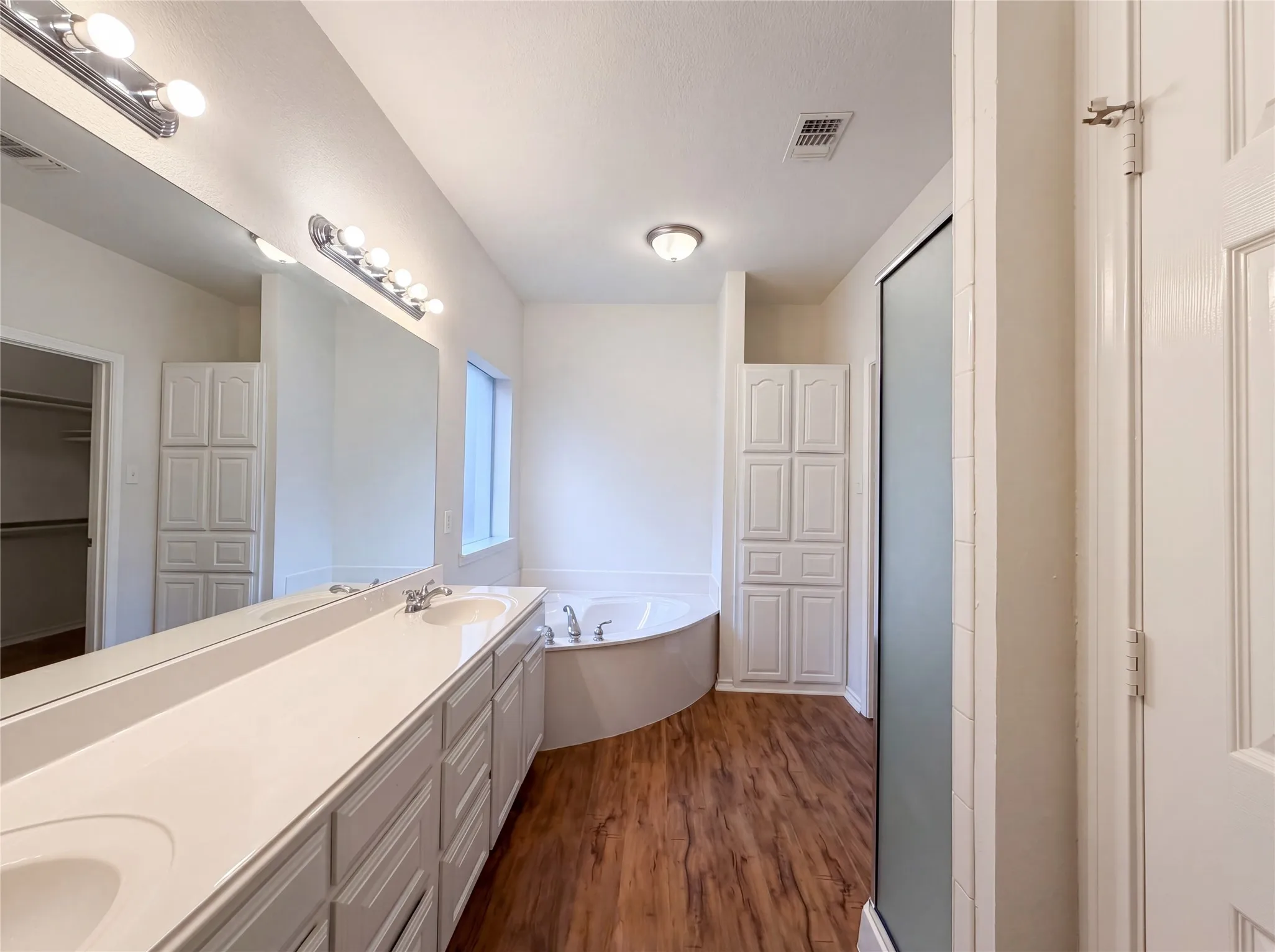 Single Family Residence For Sale in Tarrant County , 6218 Kingswood Drive, Arlington, Texas 76001, 4 Bedroom, 3 Bathroom, 2 Garage spaces, 2,381 Sqft, built in 2001, mls#21268419, Real Estate Agent in Arlington, Homes For Sale in Tarrant county, Homes For Sale in Arlington, Realtor in Arlington Texas, Real Estate Brokerage Independent Realty Texas, Luminita Cordes Realtor