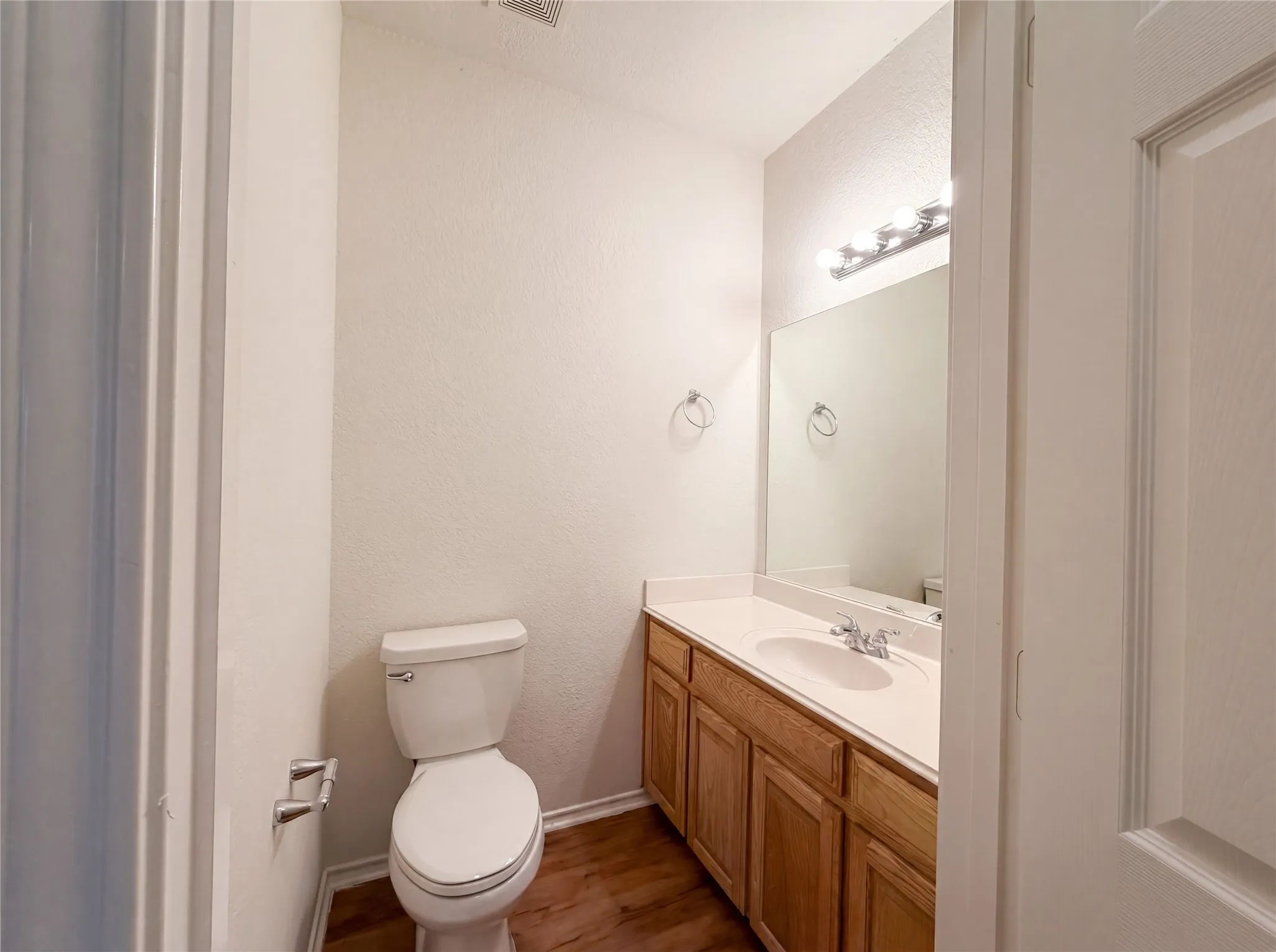 Single Family Residence For Sale in Tarrant County , 6218 Kingswood Drive, Arlington, Texas 76001, 4 Bedroom, 3 Bathroom, 2 Garage spaces, 2,381 Sqft, built in 2001, mls#21268419, Real Estate Agent in Arlington, Homes For Sale in Tarrant county, Homes For Sale in Arlington, Realtor in Arlington Texas, Real Estate Brokerage Independent Realty Texas, Luminita Cordes Realtor