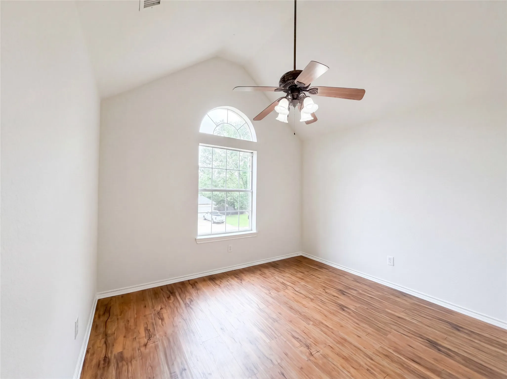 Single Family Residence For Sale in Tarrant County , 6218 Kingswood Drive, Arlington, Texas 76001, 4 Bedroom, 3 Bathroom, 2 Garage spaces, 2,381 Sqft, built in 2001, mls#21268419, Real Estate Agent in Arlington, Homes For Sale in Tarrant county, Homes For Sale in Arlington, Realtor in Arlington Texas, Real Estate Brokerage Independent Realty Texas, Luminita Cordes Realtor