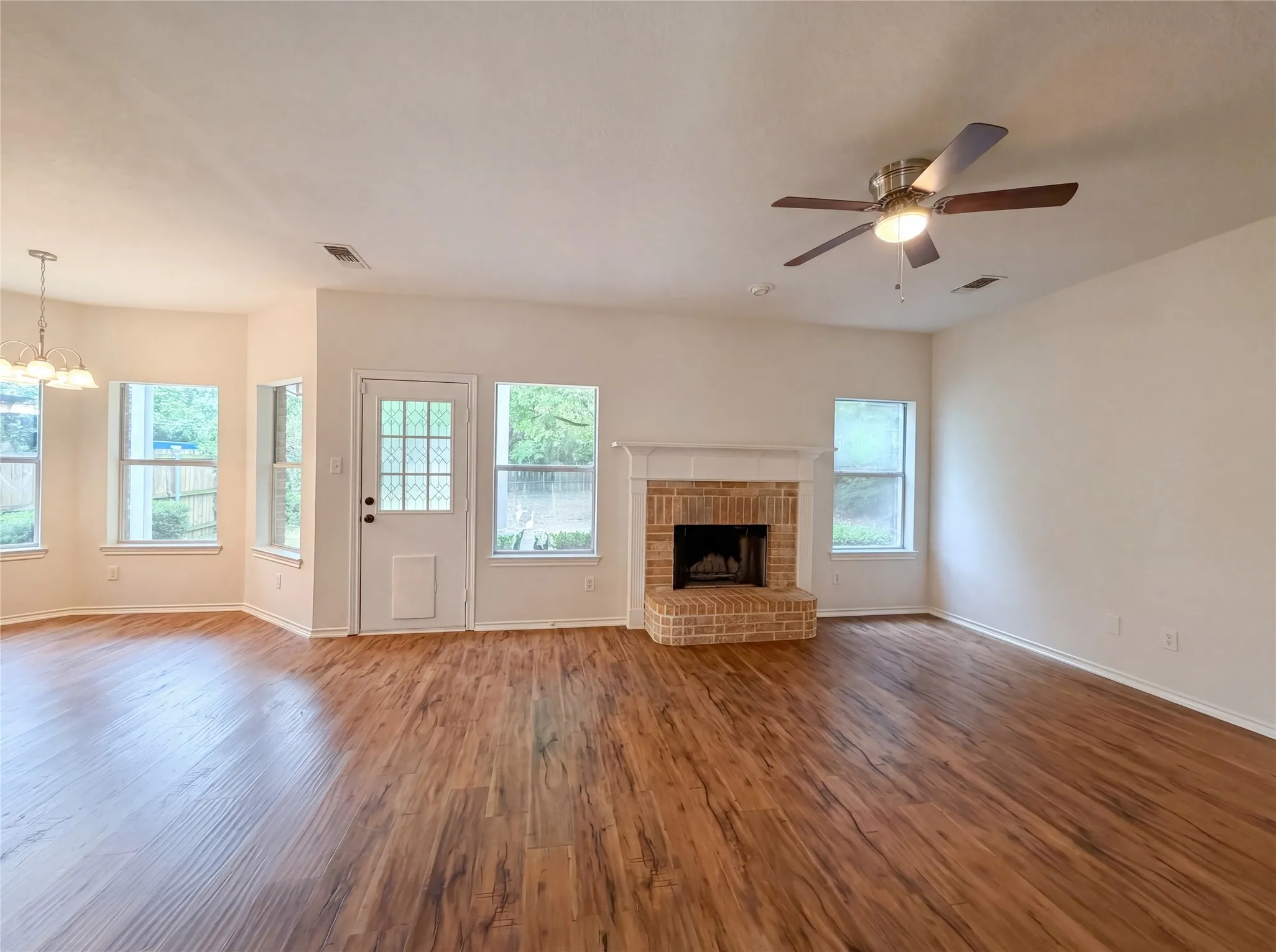 Single Family Residence For Sale in Tarrant County , 6218 Kingswood Drive, Arlington, Texas 76001, 4 Bedroom, 3 Bathroom, 2 Garage spaces, 2,381 Sqft, built in 2001, mls#21268419, Real Estate Agent in Arlington, Homes For Sale in Tarrant county, Homes For Sale in Arlington, Realtor in Arlington Texas, Real Estate Brokerage Independent Realty Texas, Luminita Cordes Realtor