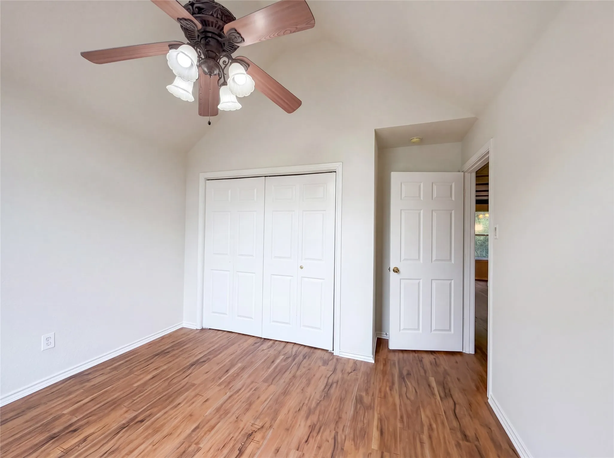 Single Family Residence For Sale in Tarrant County , 6218 Kingswood Drive, Arlington, Texas 76001, 4 Bedroom, 3 Bathroom, 2 Garage spaces, 2,381 Sqft, built in 2001, mls#21268419, Real Estate Agent in Arlington, Homes For Sale in Tarrant county, Homes For Sale in Arlington, Realtor in Arlington Texas, Real Estate Brokerage Independent Realty Texas, Luminita Cordes Realtor