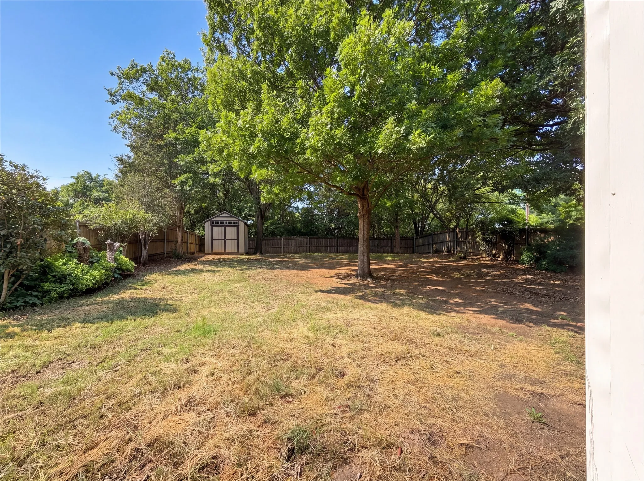 Single Family Residence For Sale in Tarrant County , 6218 Kingswood Drive, Arlington, Texas 76001, 4 Bedroom, 3 Bathroom, 2 Garage spaces, 2,381 Sqft, built in 2001, mls#21268419, Real Estate Agent in Arlington, Homes For Sale in Tarrant county, Homes For Sale in Arlington, Realtor in Arlington Texas, Real Estate Brokerage Independent Realty Texas, Luminita Cordes Realtor