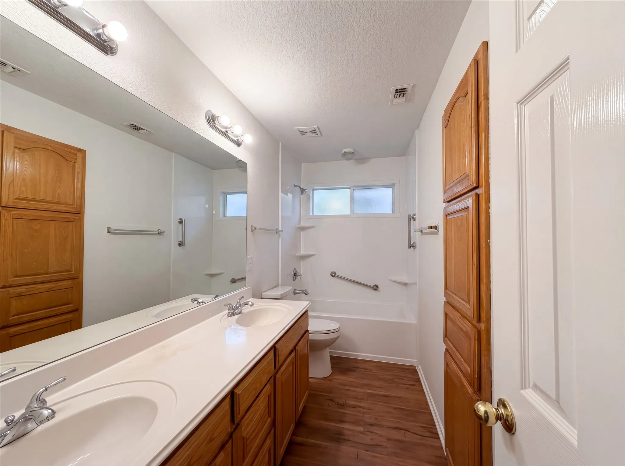 Single Family Residence For Sale in Tarrant County , 6218 Kingswood Drive, Arlington, Texas 76001, 4 Bedroom, 3 Bathroom, 2 Garage spaces, 2,381 Sqft, built in 2001, mls#21268419, Real Estate Agent in Arlington, Homes For Sale in Tarrant county, Homes For Sale in Arlington, Realtor in Arlington Texas, Real Estate Brokerage Independent Realty Texas, Luminita Cordes Realtor