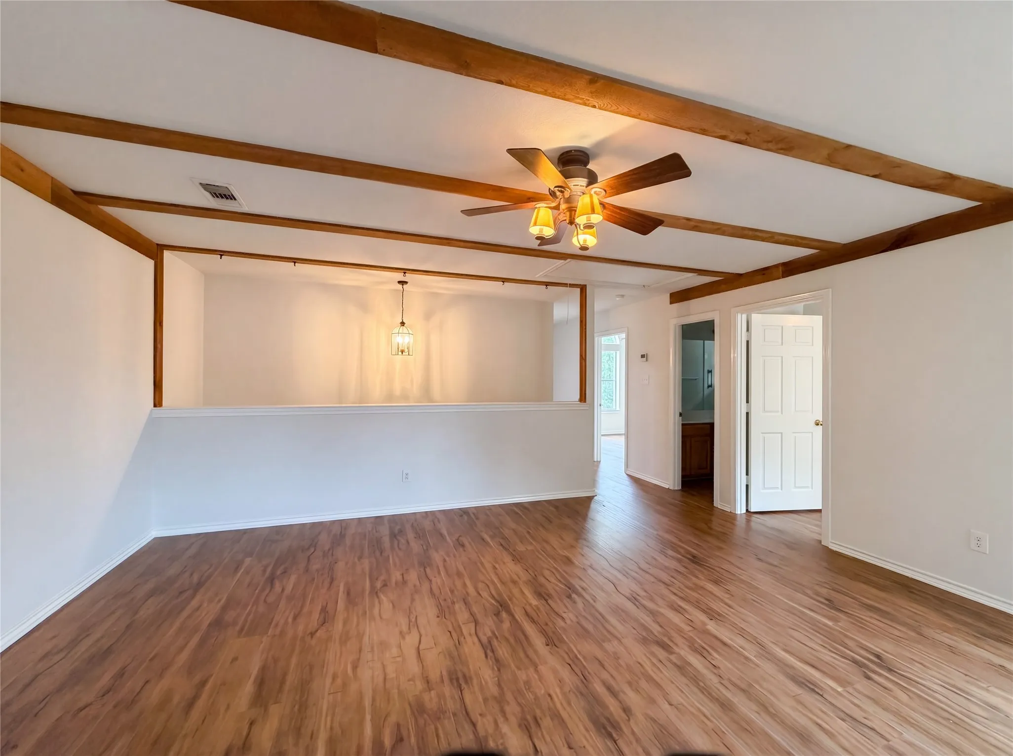 Single Family Residence For Sale in Tarrant County , 6218 Kingswood Drive, Arlington, Texas 76001, 4 Bedroom, 3 Bathroom, 2 Garage spaces, 2,381 Sqft, built in 2001, mls#21268419, Real Estate Agent in Arlington, Homes For Sale in Tarrant county, Homes For Sale in Arlington, Realtor in Arlington Texas, Real Estate Brokerage Independent Realty Texas, Luminita Cordes Realtor
