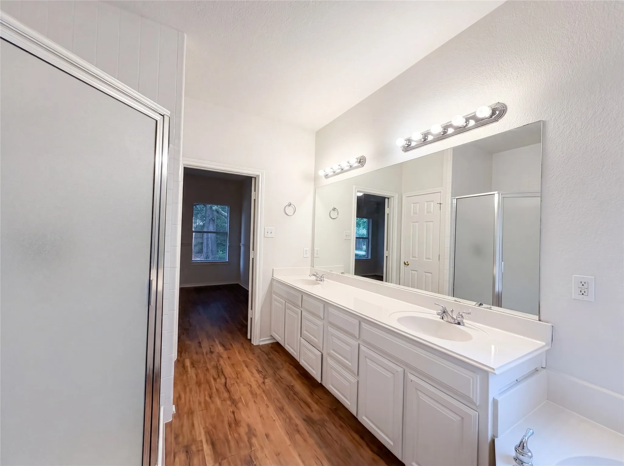 Single Family Residence For Sale in Tarrant County , 6218 Kingswood Drive, Arlington, Texas 76001, 4 Bedroom, 3 Bathroom, 2 Garage spaces, 2,381 Sqft, built in 2001, mls#21268419, Real Estate Agent in Arlington, Homes For Sale in Tarrant county, Homes For Sale in Arlington, Realtor in Arlington Texas, Real Estate Brokerage Independent Realty Texas, Luminita Cordes Realtor