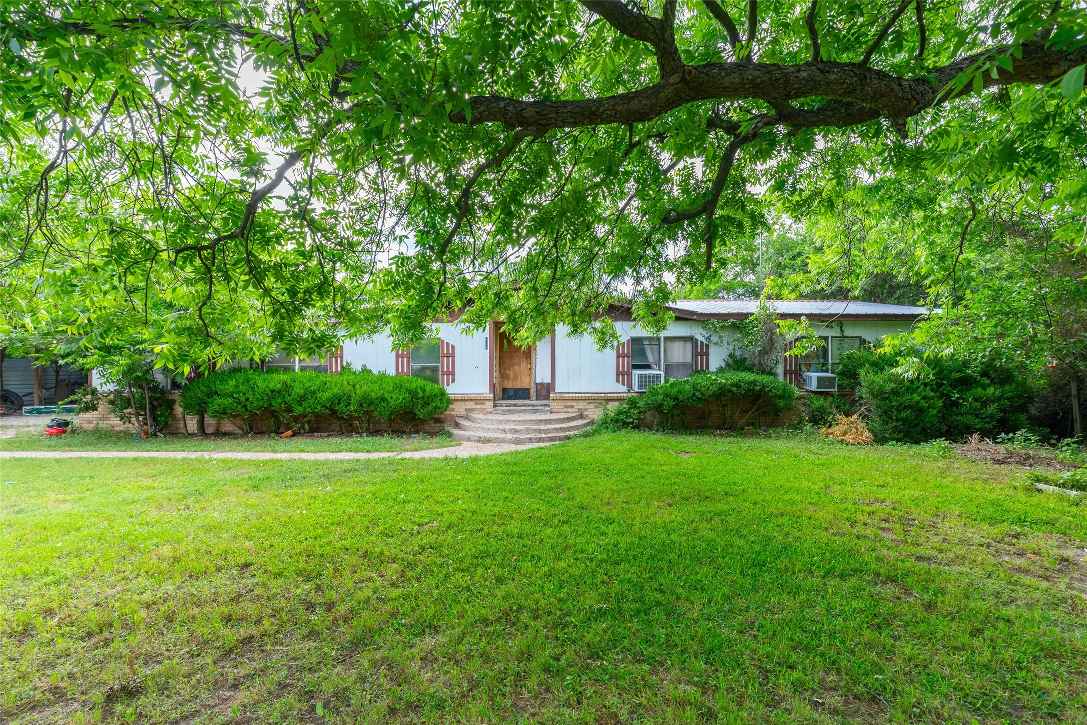 Mobile Home For Sale in Callahan County , 509 Rusk Street, Clyde, Texas 79510, 3 Bedroom, 2 Bathroom, Garage spaces, 2,016 Sqft, built in 1981, Price $49,900, mls#21266730, Real Estate Agent in Clyde, Homes For Sale in Callahan county, Homes For Sale in Clyde, Realtor in Clyde Texas, Real Estate Brokerage Independent Realty Texas, Luminita Cordes Realtor