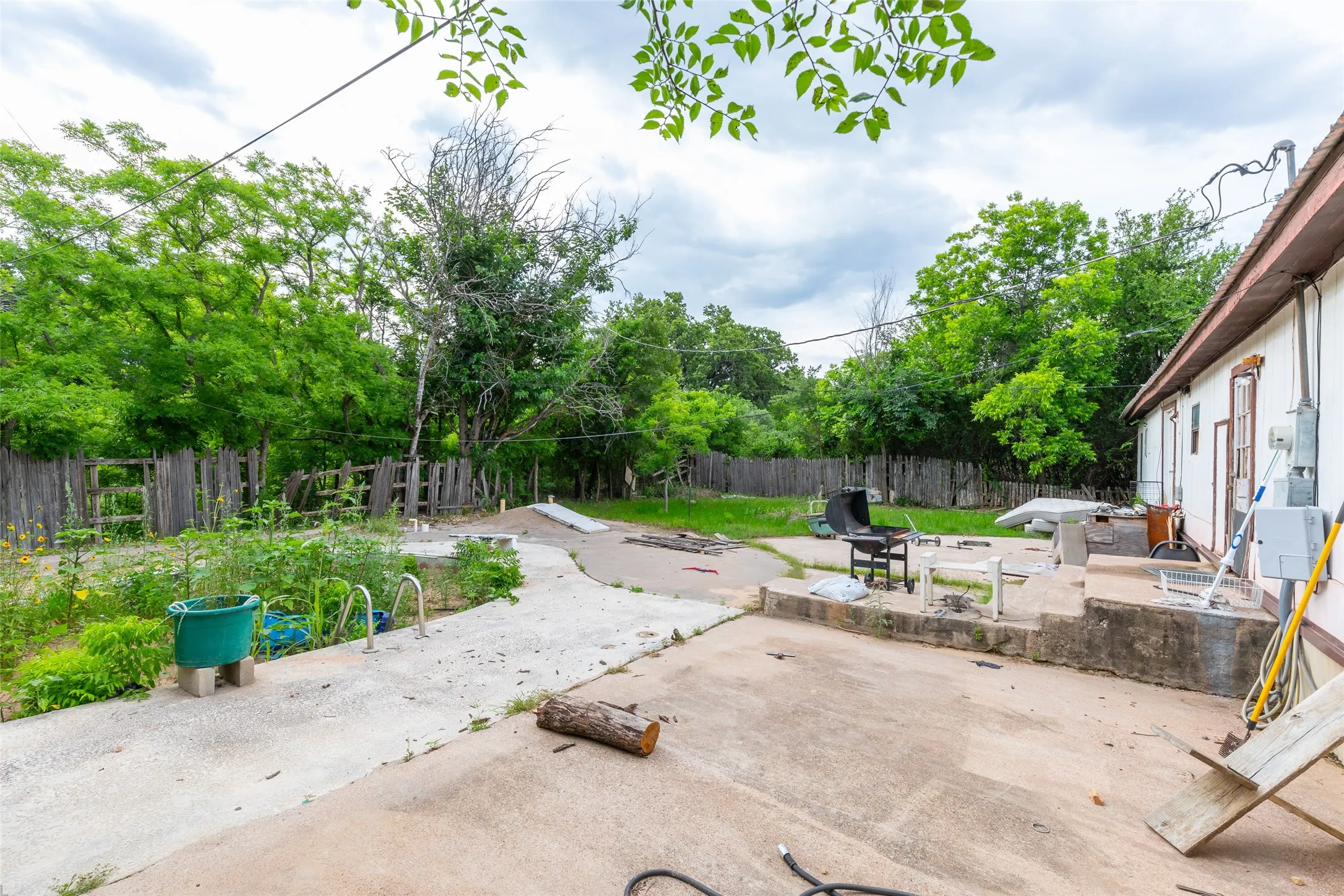 Mobile Home For Sale in Callahan County , 509 Rusk Street, Clyde, Texas 79510, 3 Bedroom, 2 Bathroom, Garage spaces, 2,016 Sqft, built in 1981, Price $49,900, mls#21266730, Real Estate Agent in Clyde, Homes For Sale in Callahan county, Homes For Sale in Clyde, Realtor in Clyde Texas, Real Estate Brokerage Independent Realty Texas, Luminita Cordes Realtor