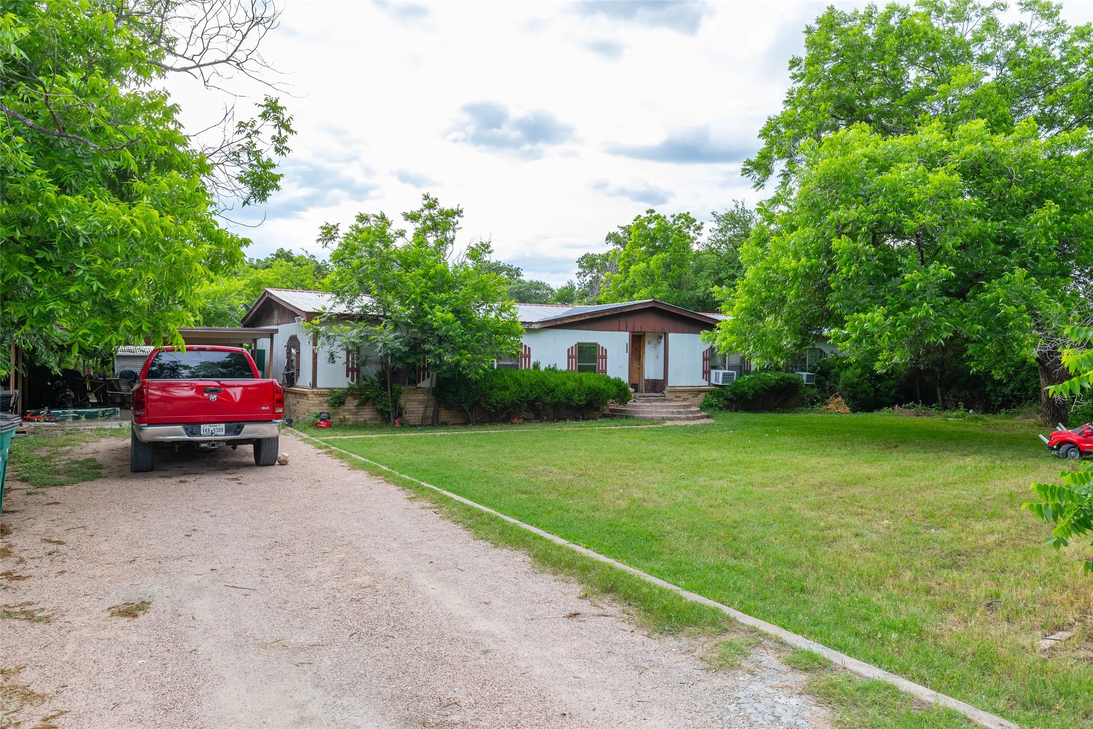 Mobile Home For Sale in Callahan County , 509 Rusk Street, Clyde, Texas 79510, 3 Bedroom, 2 Bathroom, Garage spaces, 2,016 Sqft, built in 1981, Price $49,900, mls#21266730, Real Estate Agent in Clyde, Homes For Sale in Callahan county, Homes For Sale in Clyde, Realtor in Clyde Texas, Real Estate Brokerage Independent Realty Texas, Luminita Cordes Realtor