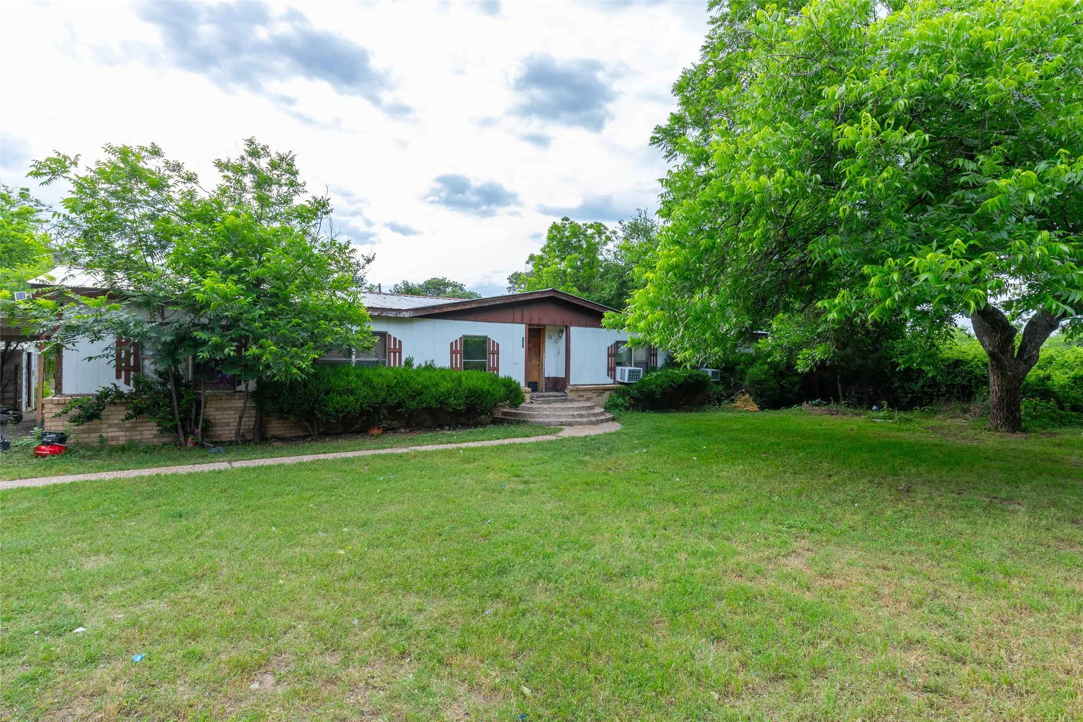 Mobile Home For Sale in Callahan County , 509 Rusk Street, Clyde, Texas 79510, 3 Bedroom, 2 Bathroom, Garage spaces, 2,016 Sqft, built in 1981, Price $49,900, mls#21266730, Real Estate Agent in Clyde, Homes For Sale in Callahan county, Homes For Sale in Clyde, Realtor in Clyde Texas, Real Estate Brokerage Independent Realty Texas, Luminita Cordes Realtor