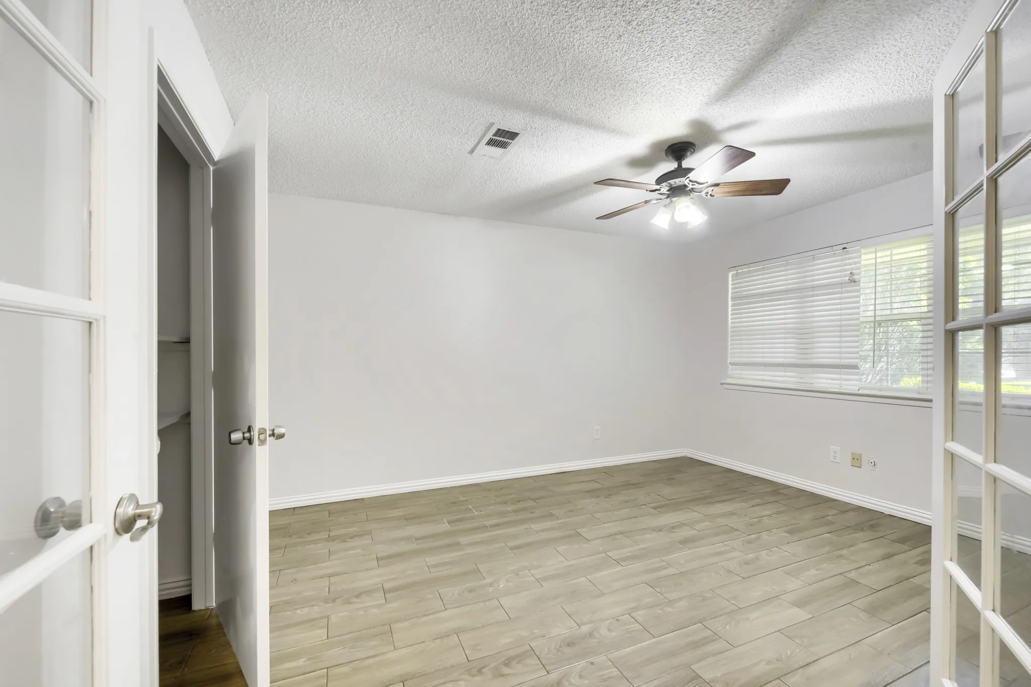 Single Family Residence For Sale in Tarrant County , 917 Stratford Drive, Bedford, Texas 76021, 4 Bedroom, 2 Bathroom, 2 Garage spaces, 2,056 Sqft, built in 1969, mls#21268265, Real Estate Agent in Bedford, Homes For Sale in Tarrant county, Homes For Sale in Bedford, Realtor in Bedford Texas, Real Estate Brokerage Independent Realty Texas, Luminita Cordes Realtor