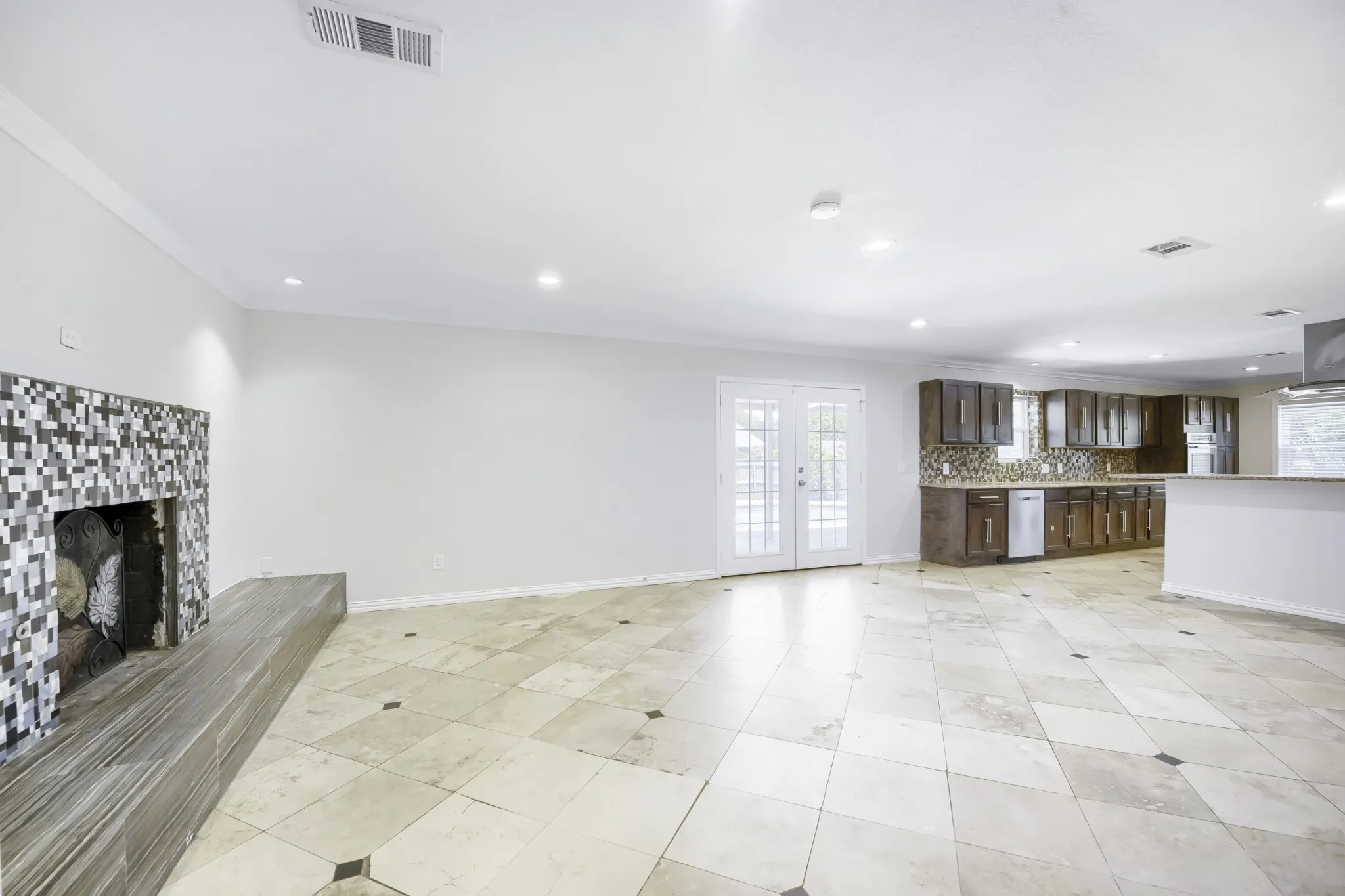 Single Family Residence For Sale in Tarrant County , 917 Stratford Drive, Bedford, Texas 76021, 4 Bedroom, 2 Bathroom, 2 Garage spaces, 2,056 Sqft, built in 1969, mls#21268265, Real Estate Agent in Bedford, Homes For Sale in Tarrant county, Homes For Sale in Bedford, Realtor in Bedford Texas, Real Estate Brokerage Independent Realty Texas, Luminita Cordes Realtor