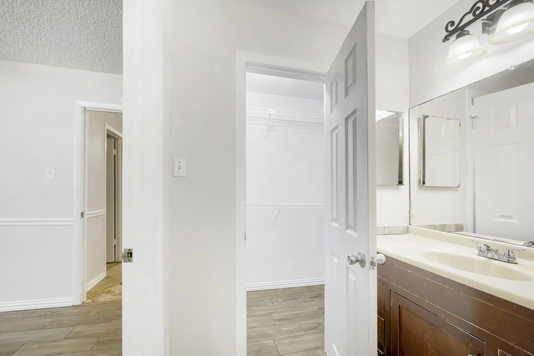 Single Family Residence For Sale in Tarrant County , 917 Stratford Drive, Bedford, Texas 76021, 4 Bedroom, 2 Bathroom, 2 Garage spaces, 2,056 Sqft, built in 1969, mls#21268265, Real Estate Agent in Bedford, Homes For Sale in Tarrant county, Homes For Sale in Bedford, Realtor in Bedford Texas, Real Estate Brokerage Independent Realty Texas, Luminita Cordes Realtor